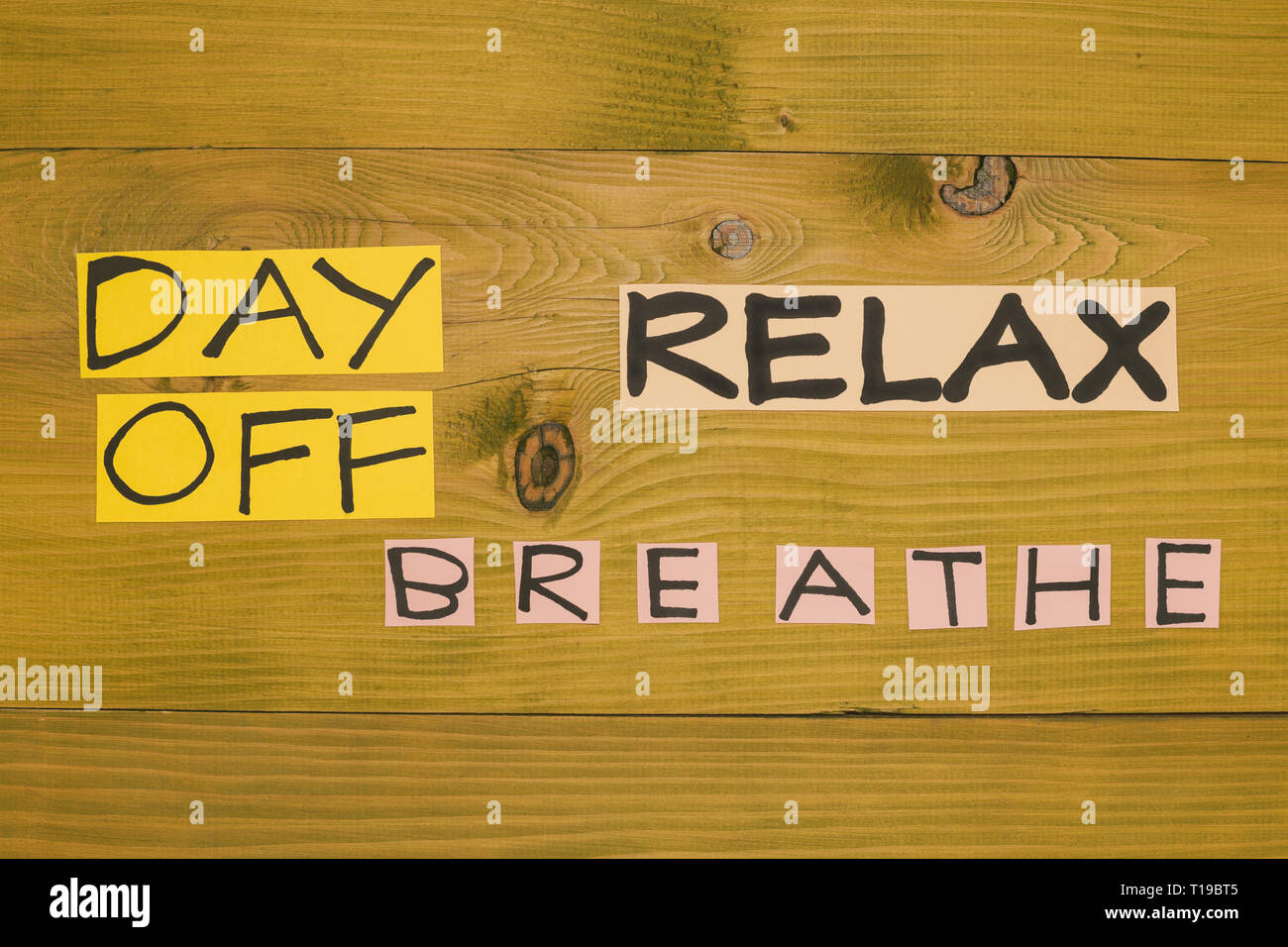 Bild von Text Tag, entspannen und auf Holztisch atmen. Getönten Foto. Stockfoto