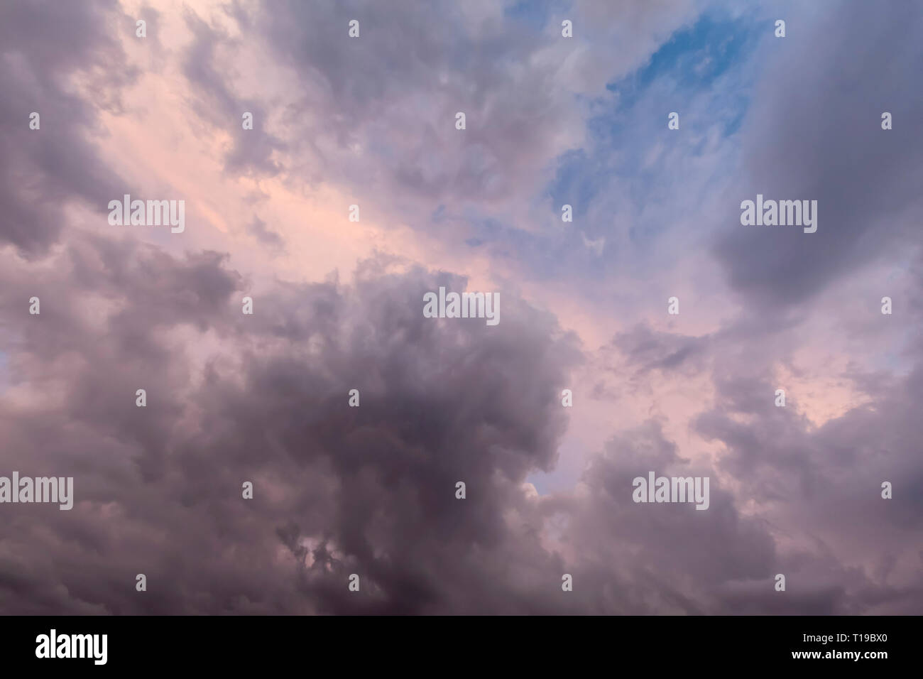 Rosa Sonnenuntergang Wolken und ein wenig blauer Himmel. Natur Hintergrund ohne Menschen Stockfoto