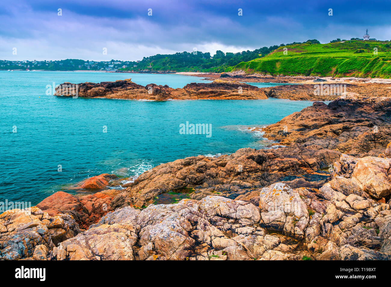 Super Sommer Landschaft, herrlichen Ozean Küste mit bunten Granitfelsen und fantastischen Strand, Perros-Guirec, Bretagne, Frankreich, Europa Stockfoto