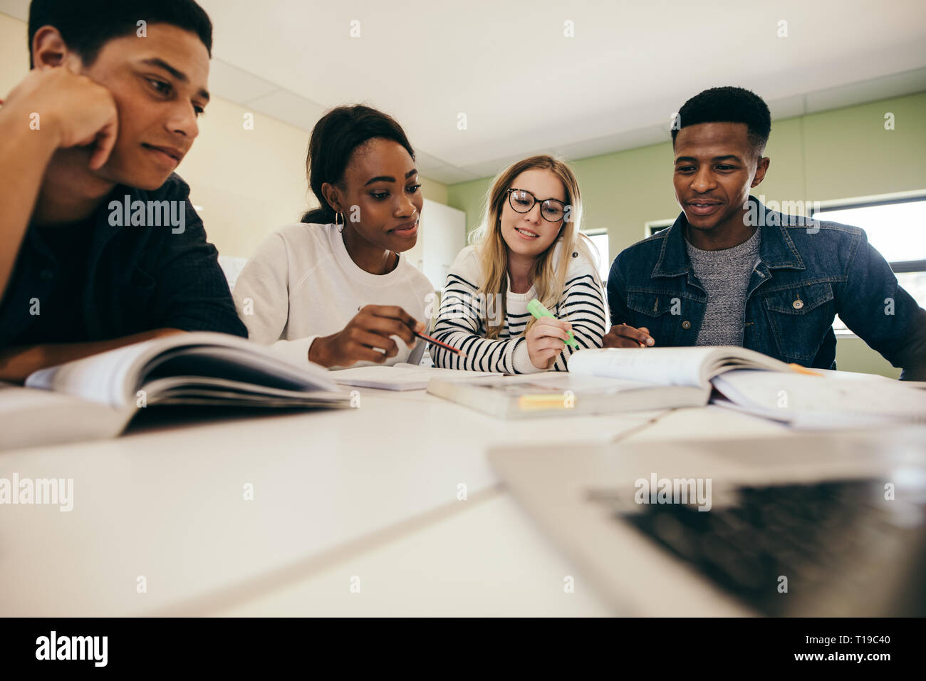 Gruppe von multi-ethnischen Schüler im Klassenzimmer. Studierende mit Büchern in der Universität. Stockfoto