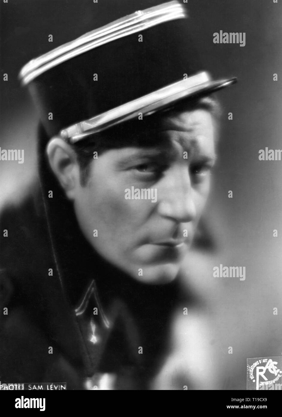 JEAN GABIN als Lieutenant Marechal LA GRANDE ILLUSION 1937 Regisseur Jean Renoir Portrait von Sam Levin Realisierung d'art cinematographique (RAC) Stockfoto