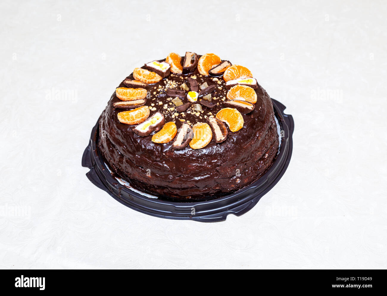 Hausgemachten süßen Kuchen mit Früchten auf einem Tisch Stockfoto