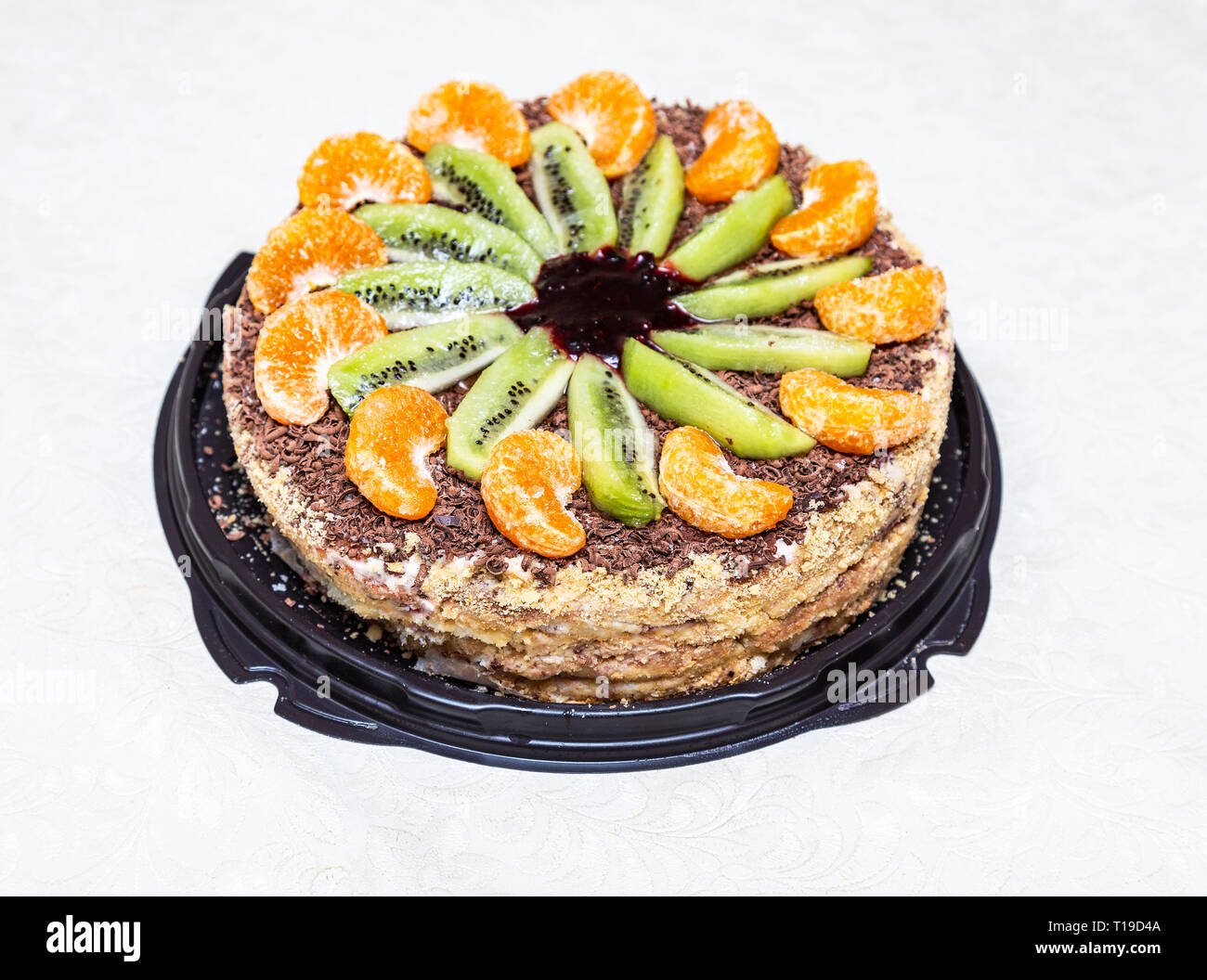 Hausgemachten süßen Kuchen mit Früchten auf einem Tisch Stockfoto