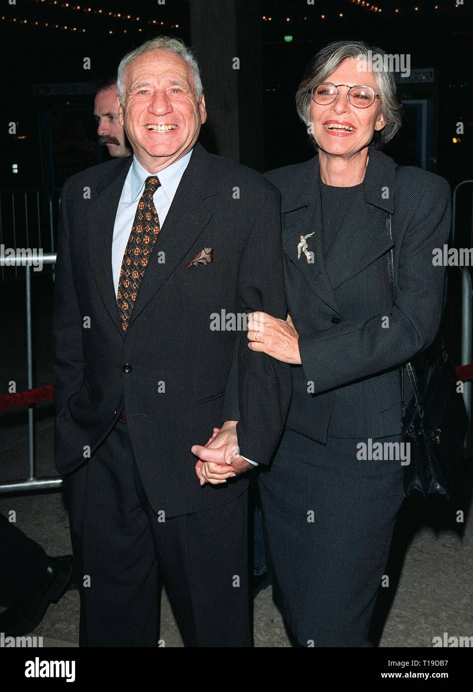 LOS ANGELES, Ca - 20. Januar 1998: Schauspielerin Anne Bancroft & Schauspieler/Regisseur mann Mel Brooks bei der Weltpremiere ihres neuen Films, "Große Erwartungen", in Century City Los Angeles. Sie Sterne im Film mit Gwyneth Paltrow, Robert De Niro. Stockfoto