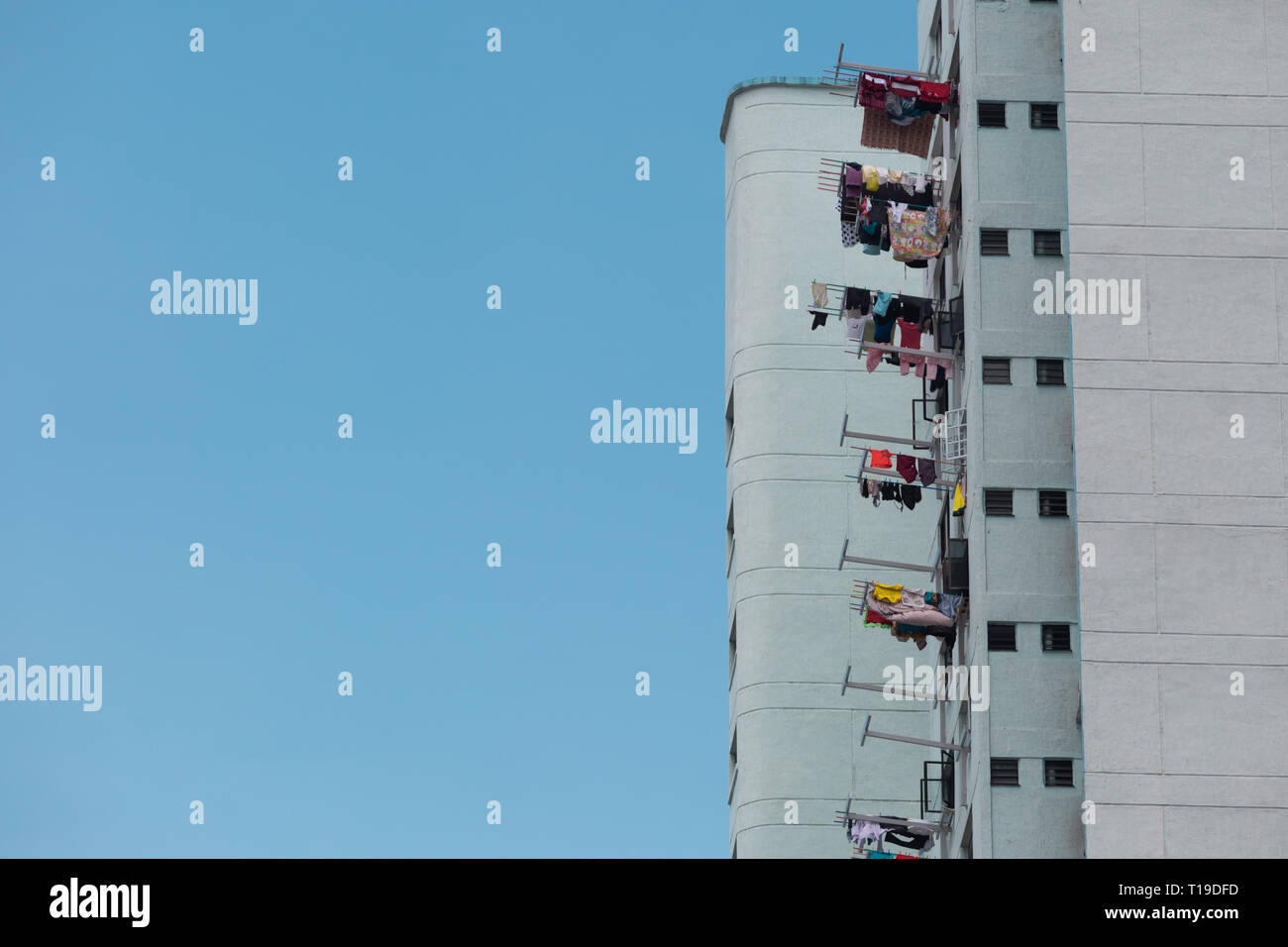 Hi-Gebäude in Singapur mit einer Waschmaschine hanging out Stockfoto