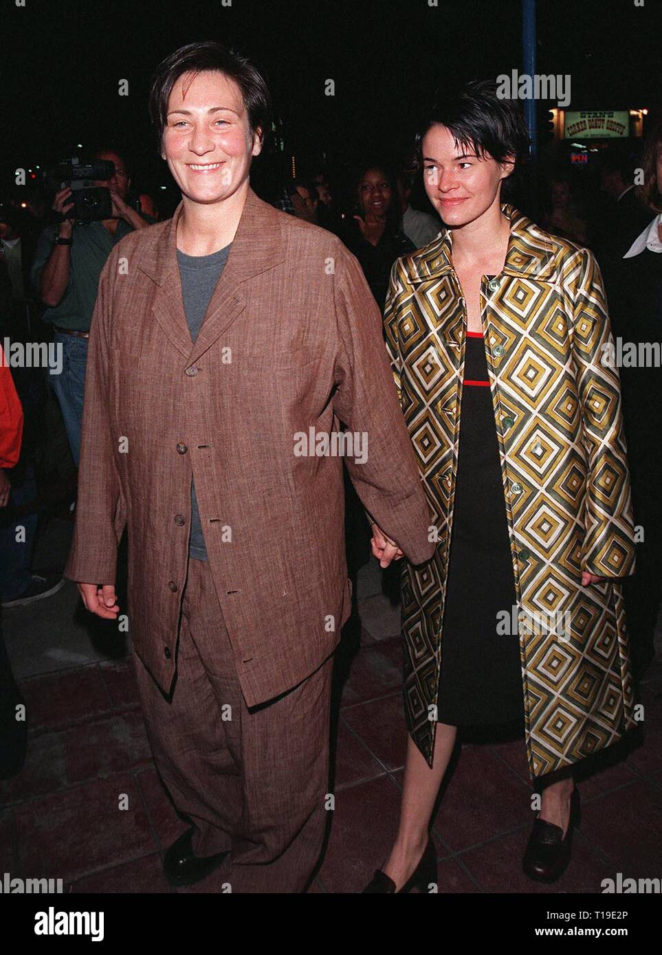 Los Angeles Ca April 8 1998 Sanger K D Lang Links Freundin Bei Der Weltpremiere Von Stadt Der Engel Die Stars Meg Ryan Und Nicolas Cage Stockfotografie Alamy