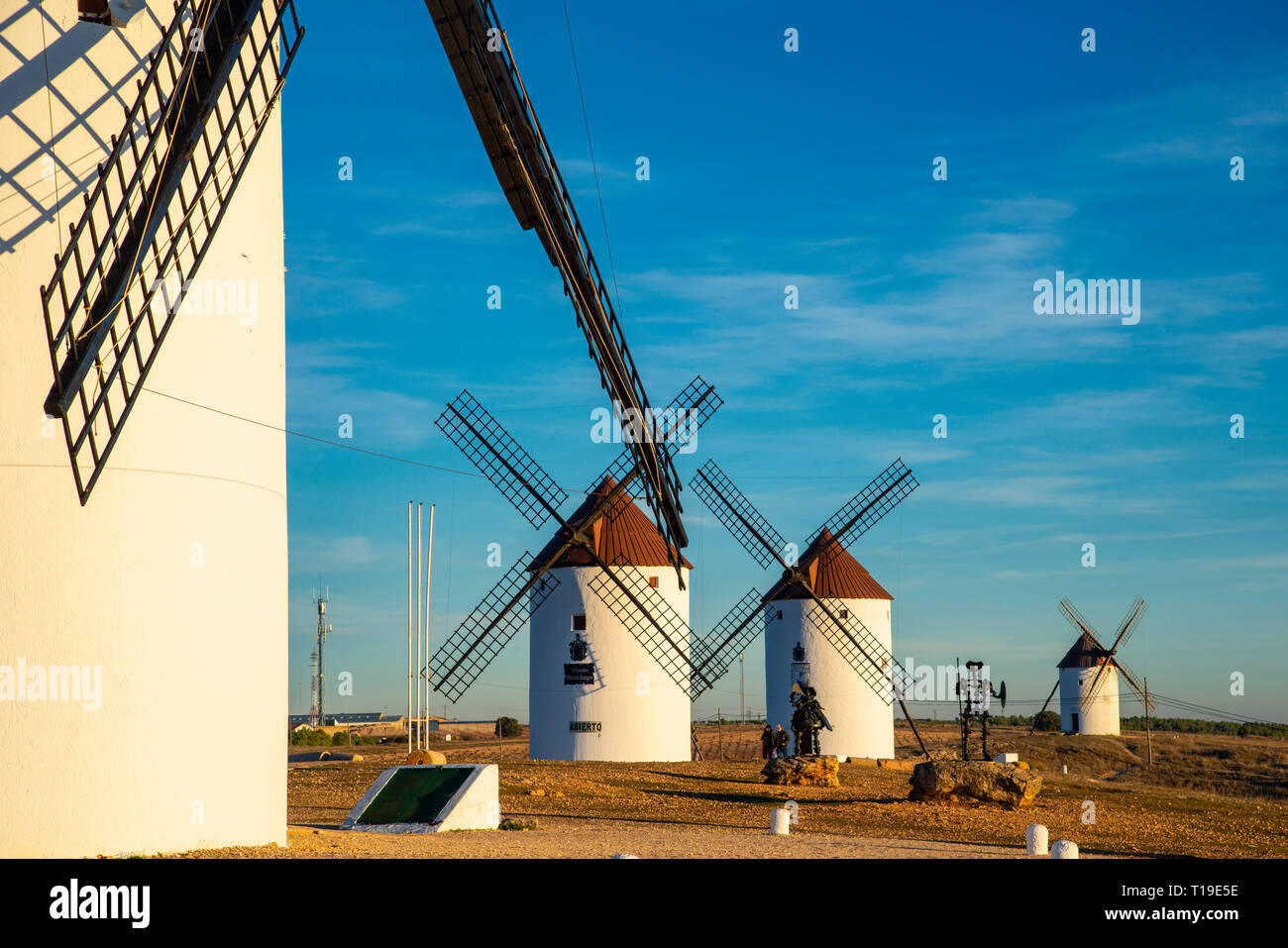 Windmühlen in der Mota del Cuervo mit Don Quixote (Cuenca, Spanien) Stockfoto