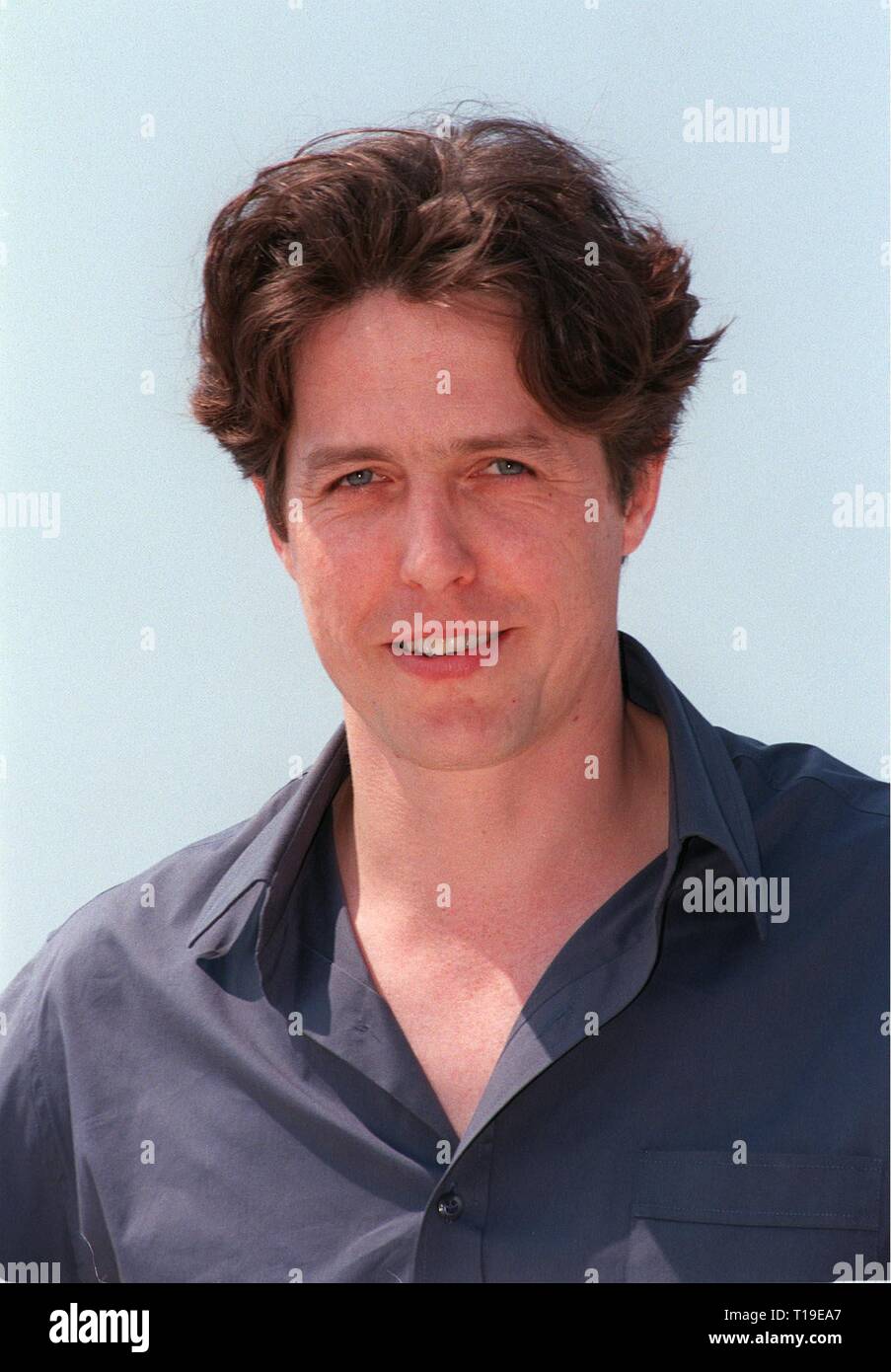 CANNES, Frankreich - 16. Mai 1998: Schauspieler Hugh Grant beim Filmfestival in Cannes ihren neuen Film 'Mickey blauen Augen zu fördern." Stockfoto