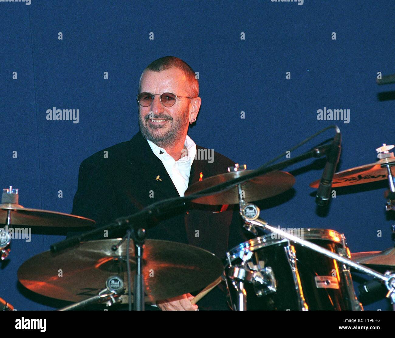 CANNES, Frankreich - 21. Mai 1998: Der ehemalige Beatle Ringo Starr Ausführung für Nächstenliebe bei der AmFAR Cinema Against AIDS Gala im Moulin de Mougins, Frankreich. Stockfoto