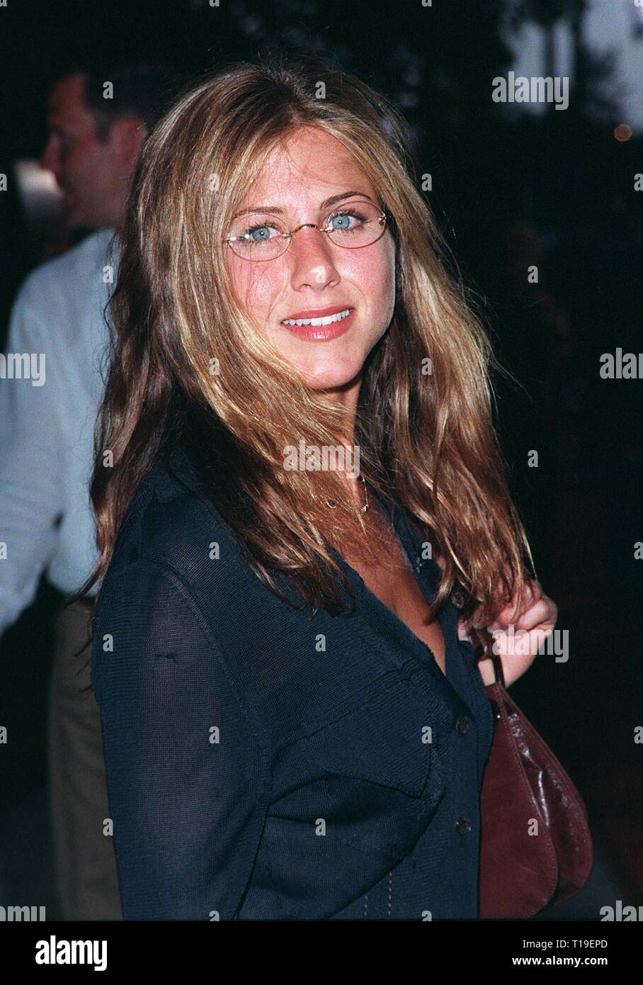 LOS ANGELES, Ca - Juni 9, 1998: 'Freunde' star JENNIFER ANISTON bei der Premiere von "Sechs Tage, Sieben Nächte", welche stars Harrison Ford, Anne Heche & David Schwimmer. Stockfoto