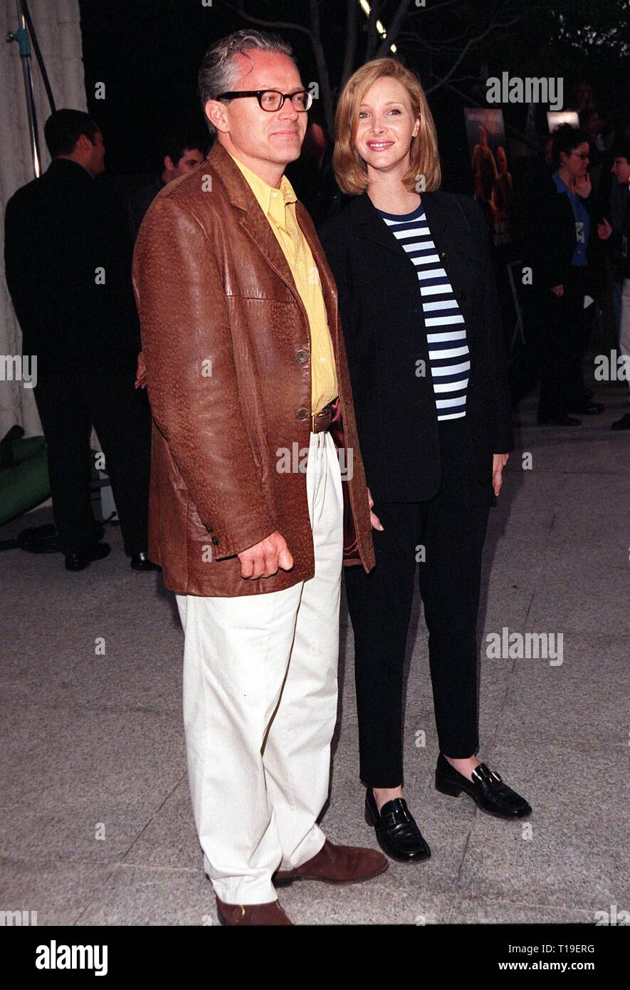 LOS ANGELES, Ca - Juni 9, 1998: 'Freunde' star Lisa Kudrow & Ehemann Michel Stern bei der Premiere von "Sechs Tage, Sieben Nächte", welche stars Harrison Ford, Anne Heche & David Schwimmer. Stockfoto