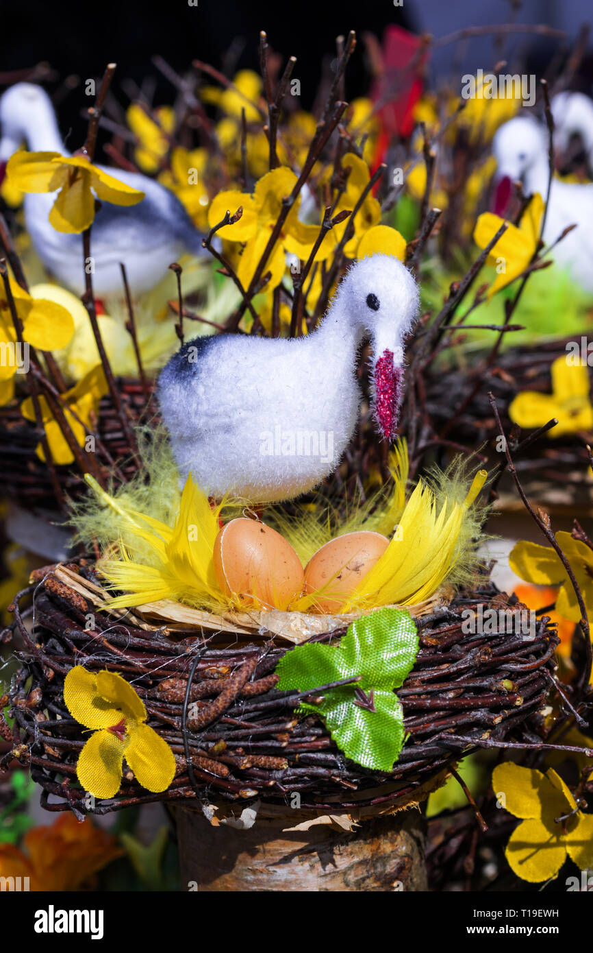 Bird's Nest, das Symbol der Frühling und Ostern. Das Gatter, verziert mit kleinen Figürchen der Vogel, ein paar Eier und ein paar Echte Vogelfedern. An ein Stockfoto