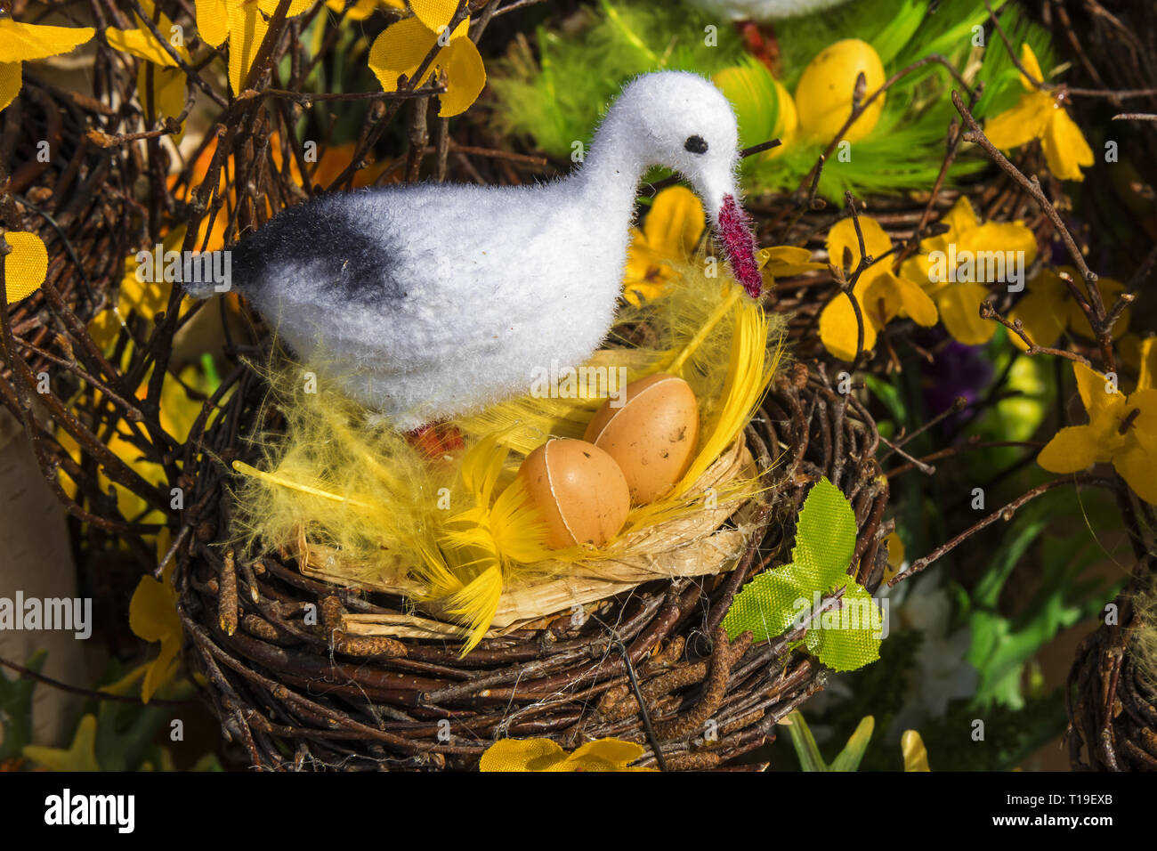 Bird's Nest, das Symbol der Frühling und Ostern. Das Gatter, verziert mit kleinen Figürchen der Vogel, ein paar Eier und ein paar Echte Vogelfedern. An ein Stockfoto