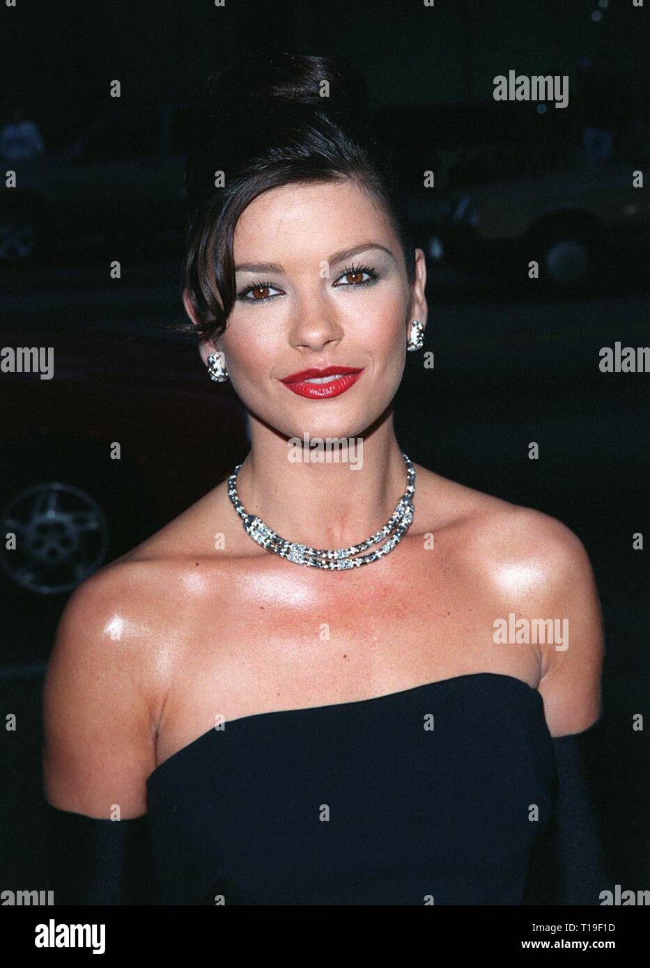 LOS ANGELES, Ca - 11. Juli 1998: Schauspielerin CATHERINE ZETA-JONES bei der Weltpremiere in Los Angeles, der Ihren neuen Film "Die Maske des Zorro". Stockfoto