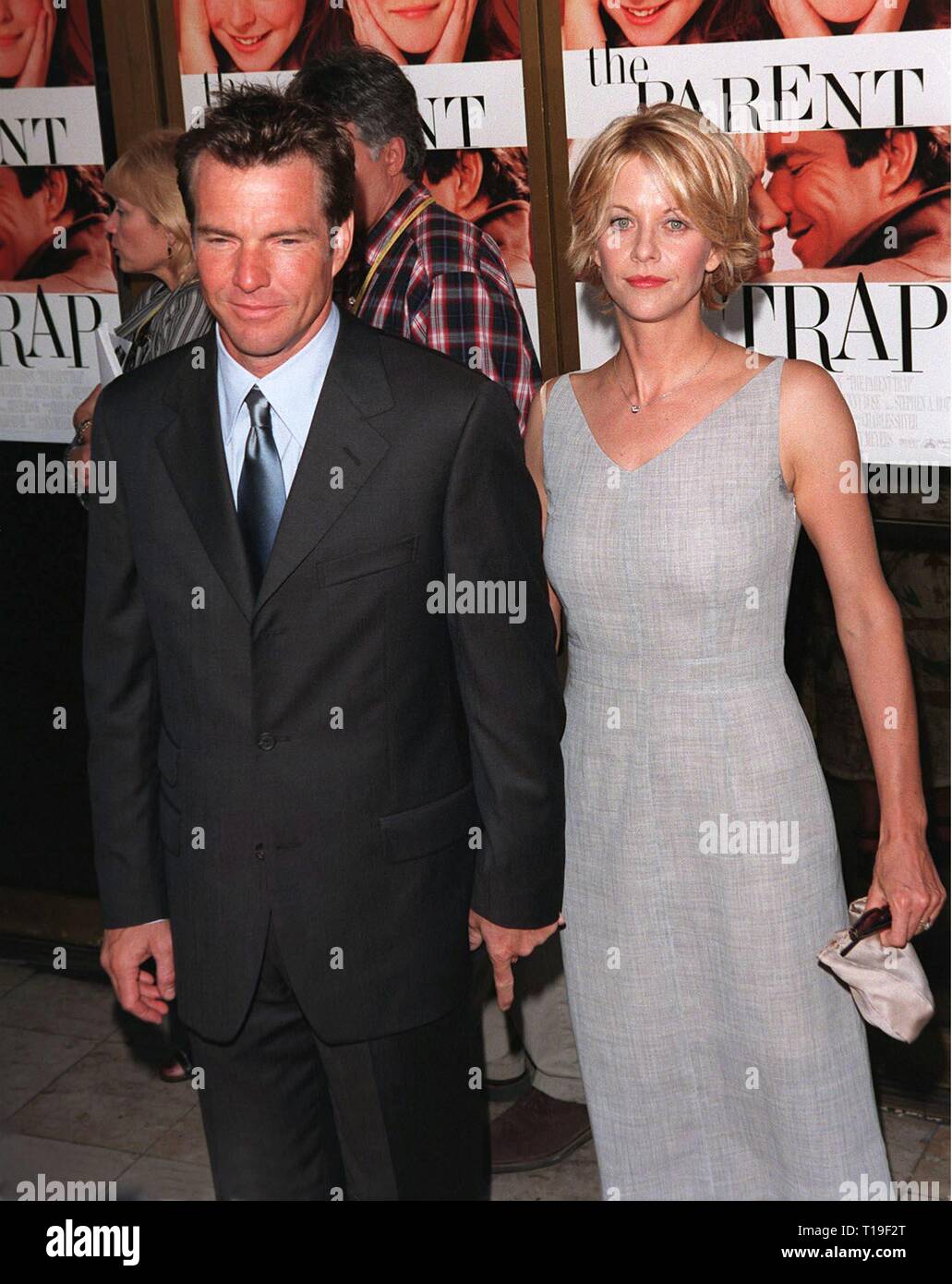 LOS ANGELES, Ca - 20. Juli 1998: Schauspieler Dennis Quaid und Schauspielerin Frau Meg Ryan im Rahmen der Weltpremiere in Los Angeles, seines neuen Films "Die Parent Trap". Stockfoto