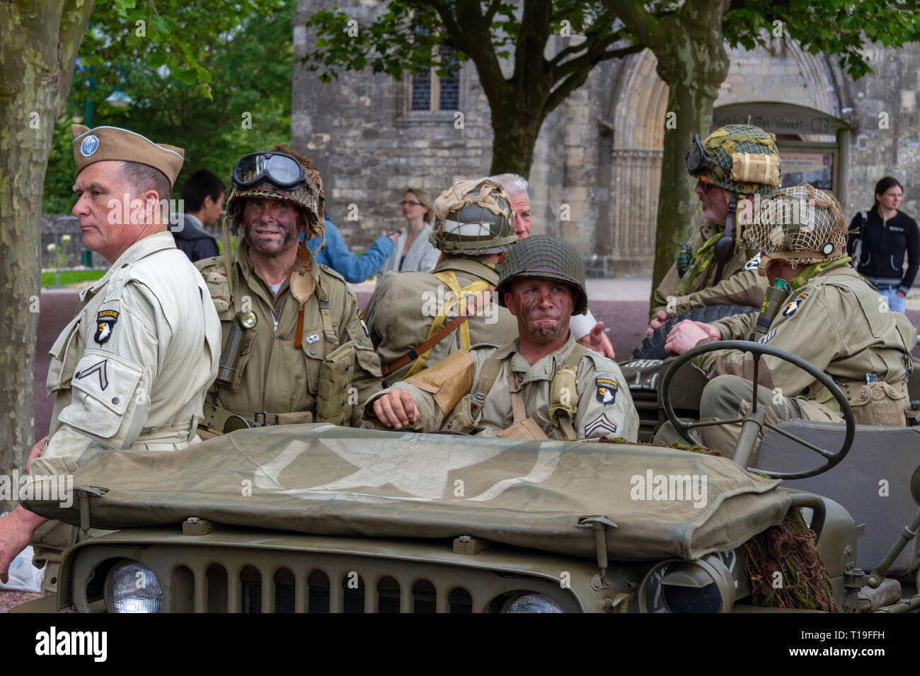 Teil des D-Day 70-Jähriges Jubiläum Veranstaltungen, Re-enactors und Fahrzeug zeigt in Sainte-Mère-Église, Normandie, Frankreich im Juni 2014. Stockfoto