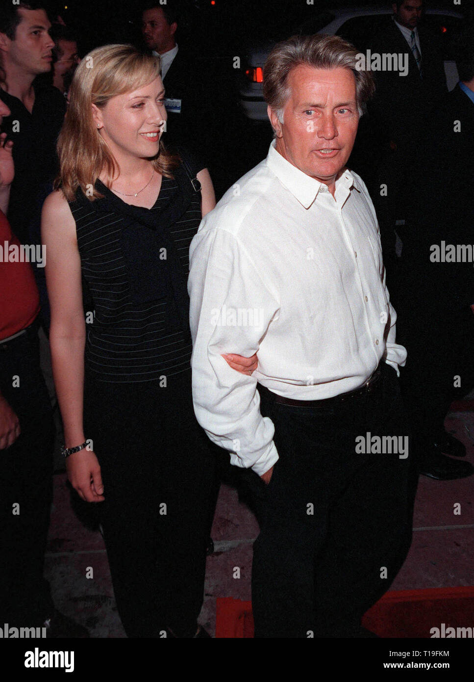 LOS ANGELES, Ca - 25. August 1998: Schauspieler Martin Sheen & Tochter Rene Estevez im Rahmen der Weltpremiere in Hollywood, "Rounders". Stockfoto