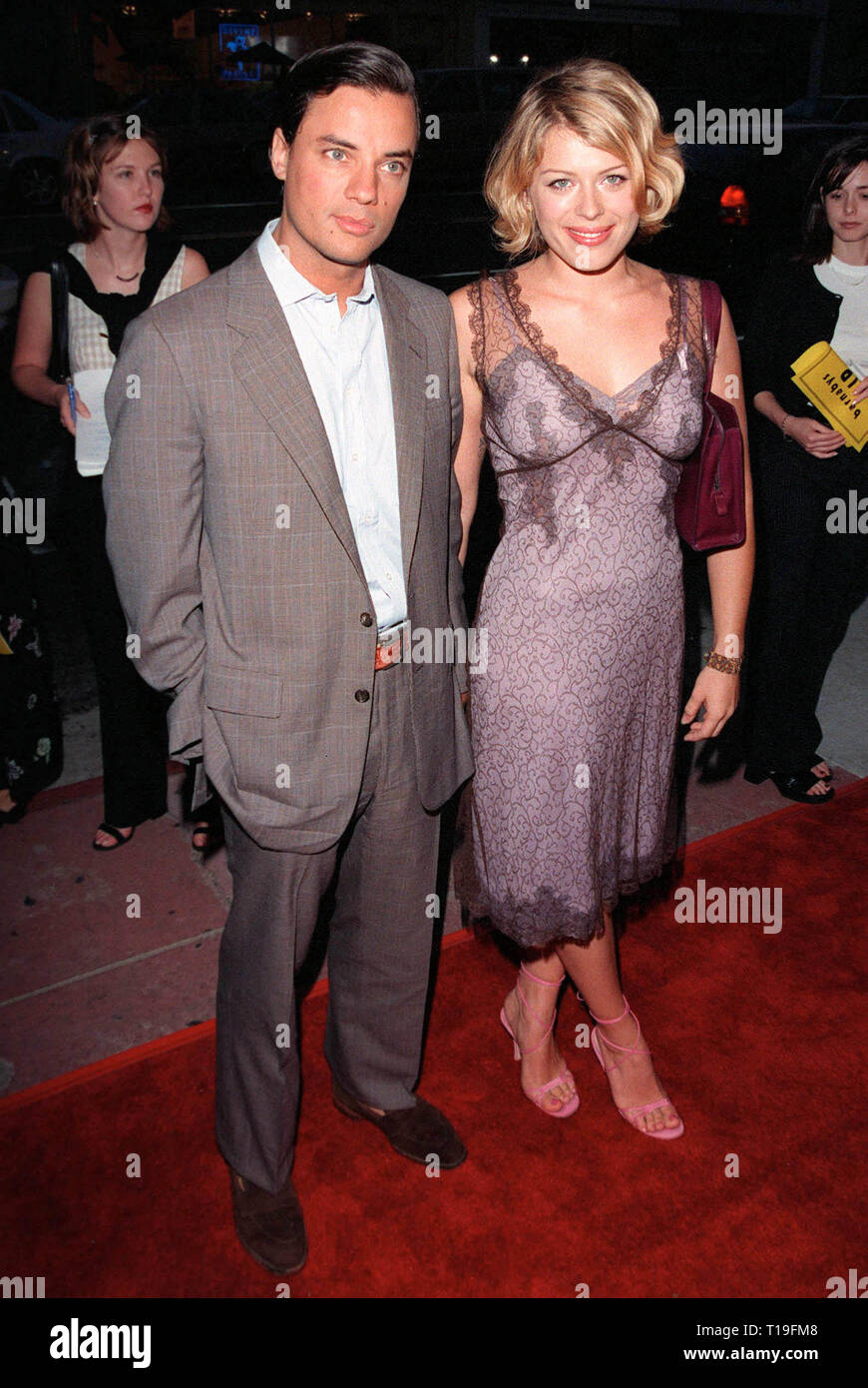 LOS ANGELES, Ca - 25. August 1998: Schauspielerin AMANDA DE CADENET & Freund an der Weltpremiere in Hollywood, "Rounders". Stockfoto