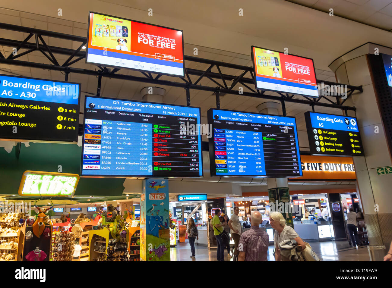 Internationale Abfahrtstafeln in Abreise Lounge im Internationalen Flughafen OR Tambo, Kempton Park, Johannesburg, Gauteng, Südafrika Stockfoto