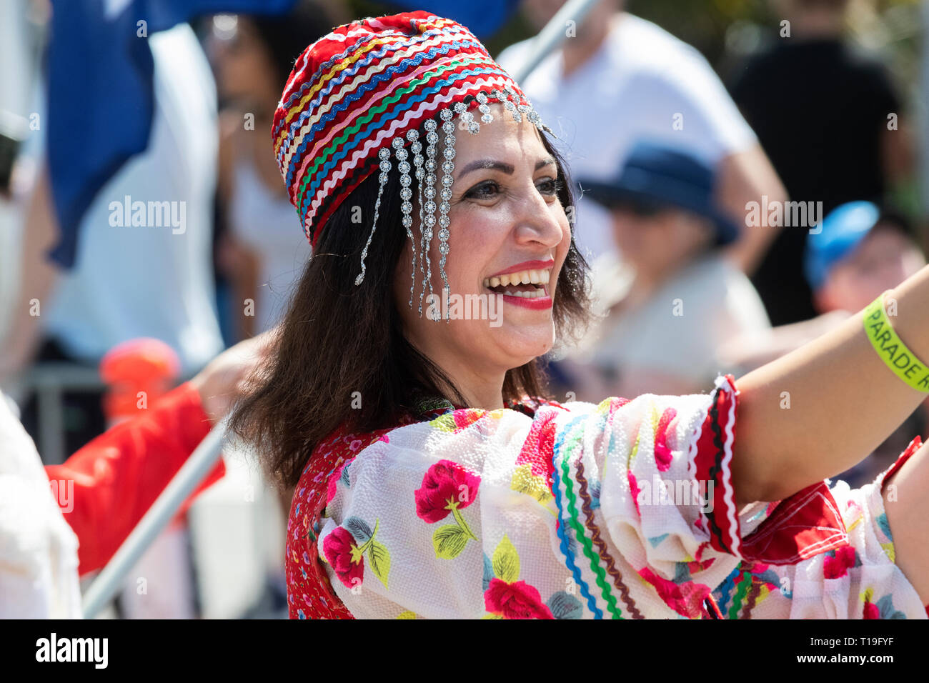 Eine Frau, die für die iranische Jugend Gesellschaft nimmt Teil an der Melbourne Australia Day Parade. Stockfoto