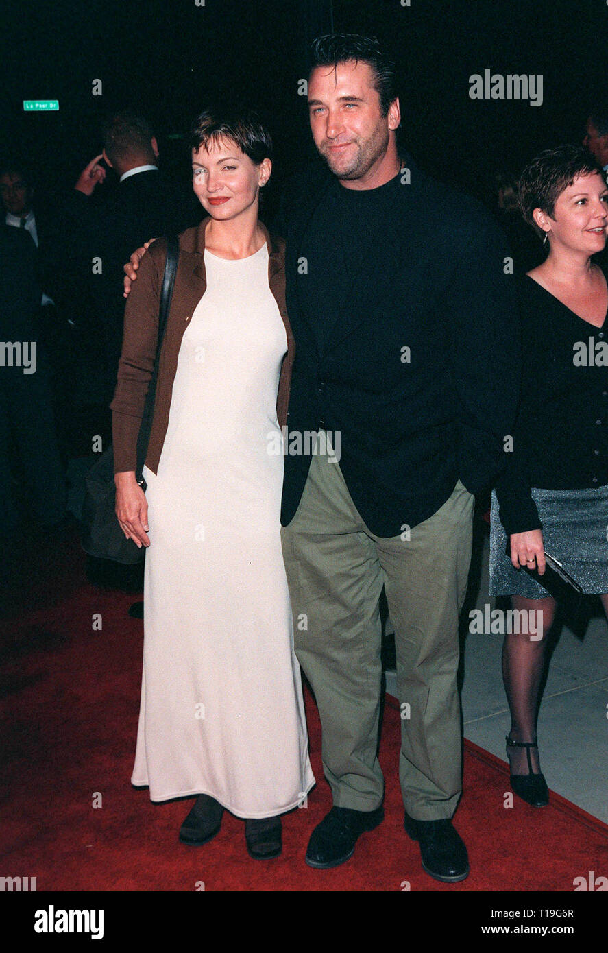 LOS ANGELES, Ca - 24. September 1998: Schauspieler Daniel BALDWIN & Schauspielerin Frau Isabella HOFFMAN bei den US-Premiere von "Ronin". Stockfoto