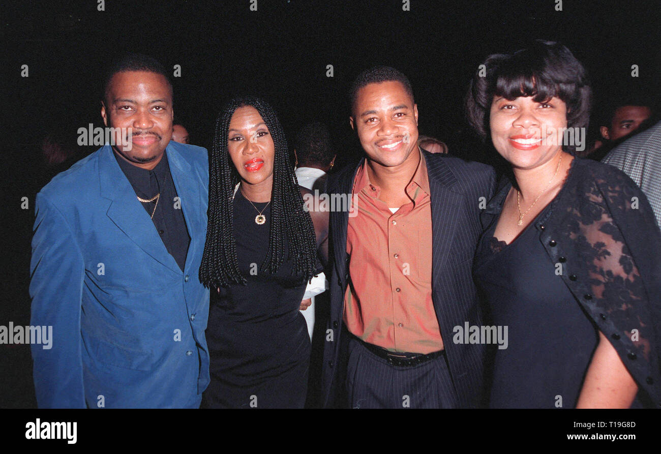 Los Angeles Ca 28 September 1998 Schauspieler Cuba Gooding Jr Rechts Vater Cuba Gooding Sr Mutter Shirley Schwester April Im Beverly Hills Premiere Von Was Traume Konnen Kommen In