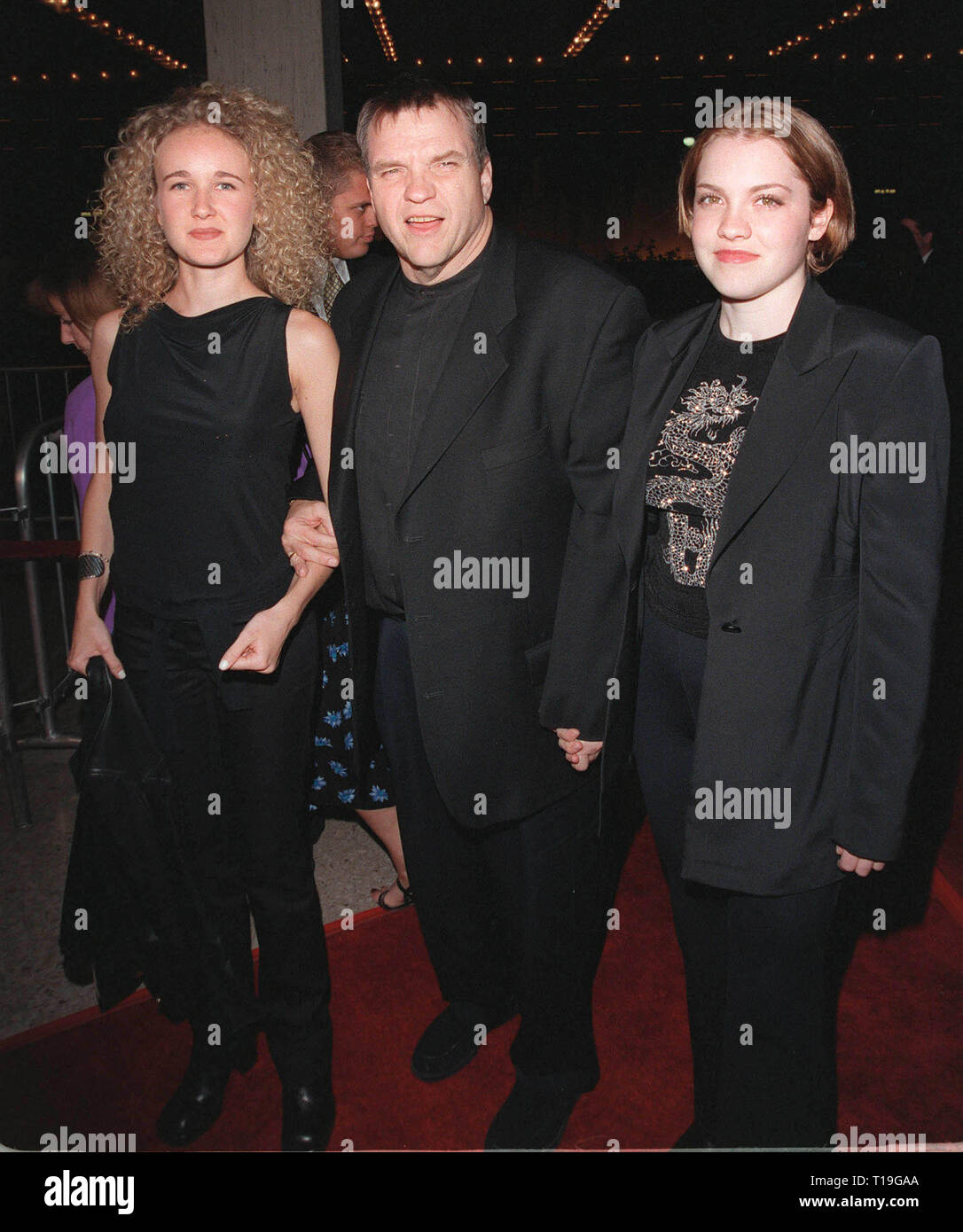 LOS ANGELES, Ca - 8. Oktober 1998: Sänger/Schauspieler Meat Loaf & Töchter PEARL (links) & AMANDA am Los Angeles Premiere seines neuen Films "Der Mächtige", in dem er Sterne mit Sharon Stone & Gillian Anderson. Stockfoto