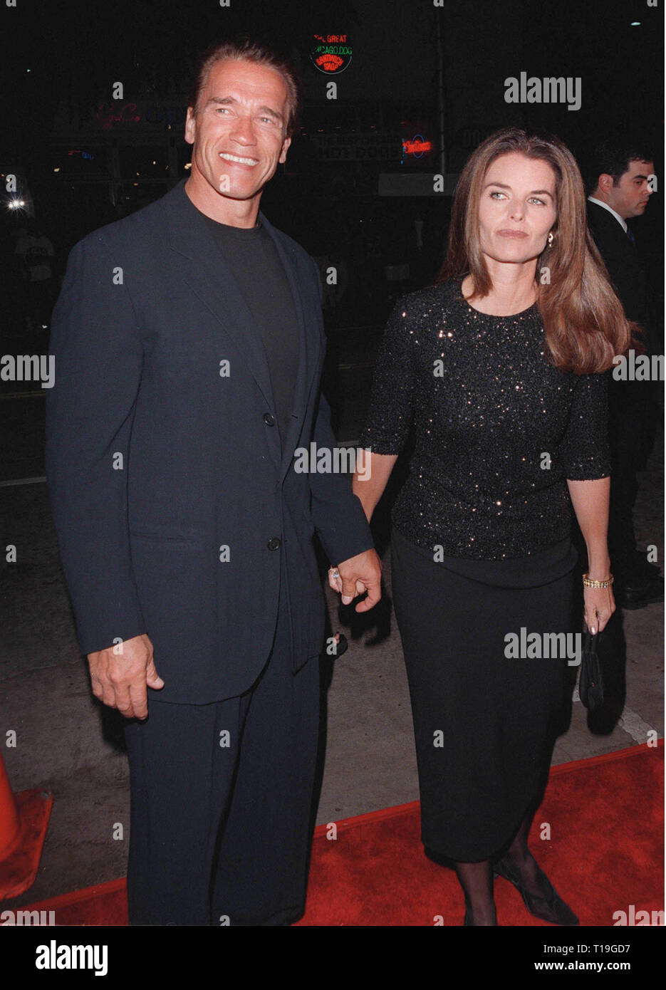 LOS ANGELES, Ca - 12. Oktober 1998: Schauspieler ARNOLD SCHWARZENEGGER & Frau Maria Shriver am Los Angeles Premiere von 'Geliebten' welche Stars Oprah Winfrey & Danny Glover. Stockfoto