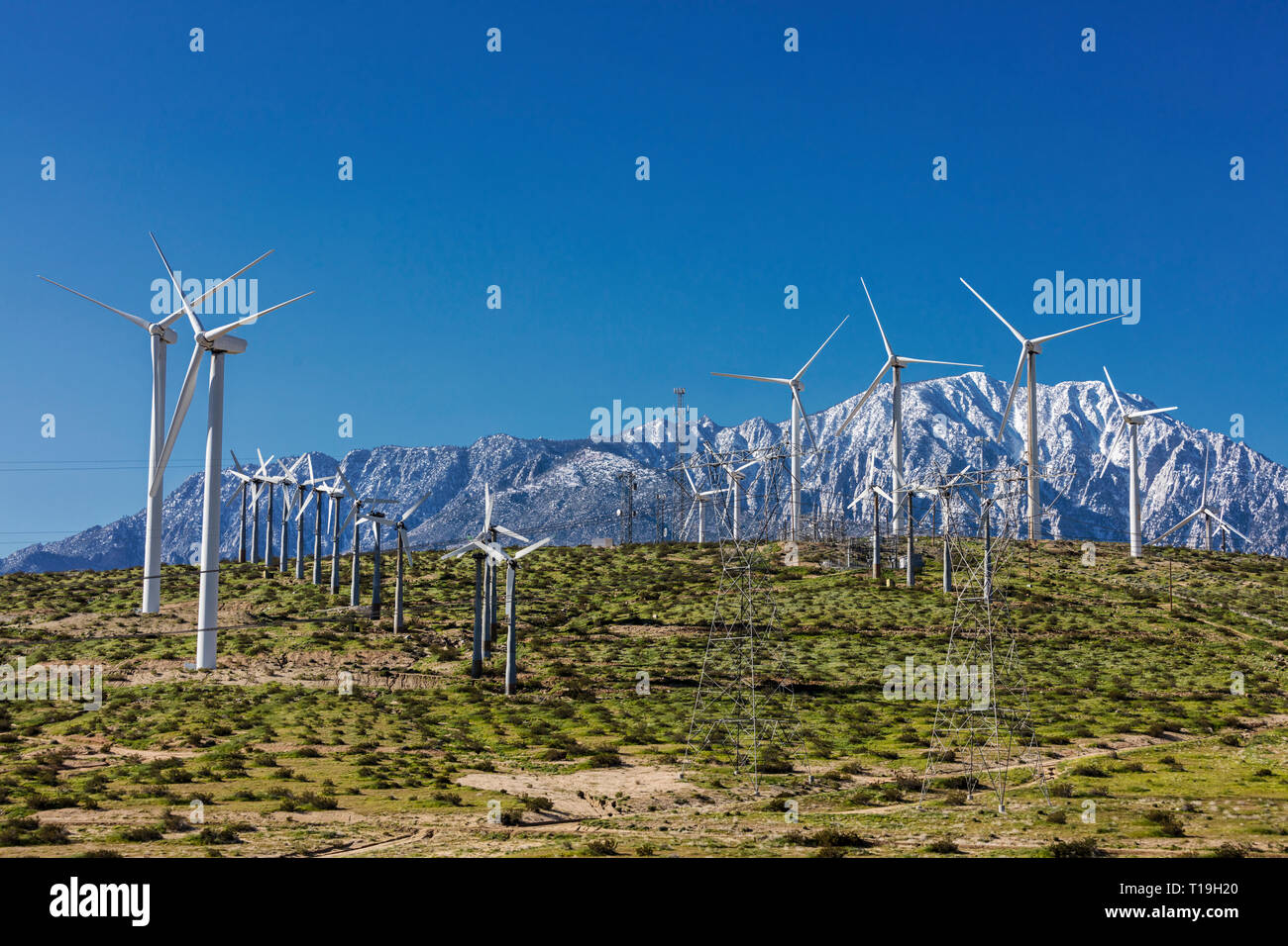 Windenergieanlagen in Yucca Valley backdropped durch den San Bernadino Bergen - Kalifornien Stockfoto