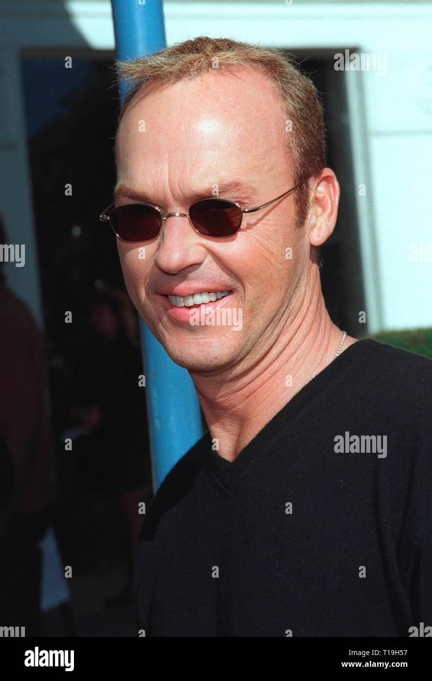 LOS ANGELES, Ca - Dezember 5, 1998: Schauspieler Michael Keaton bei der Premiere in Los Angeles seines neuen Films "Jack Frost", in dem er Sterne mit Kelly Preston. Stockfoto