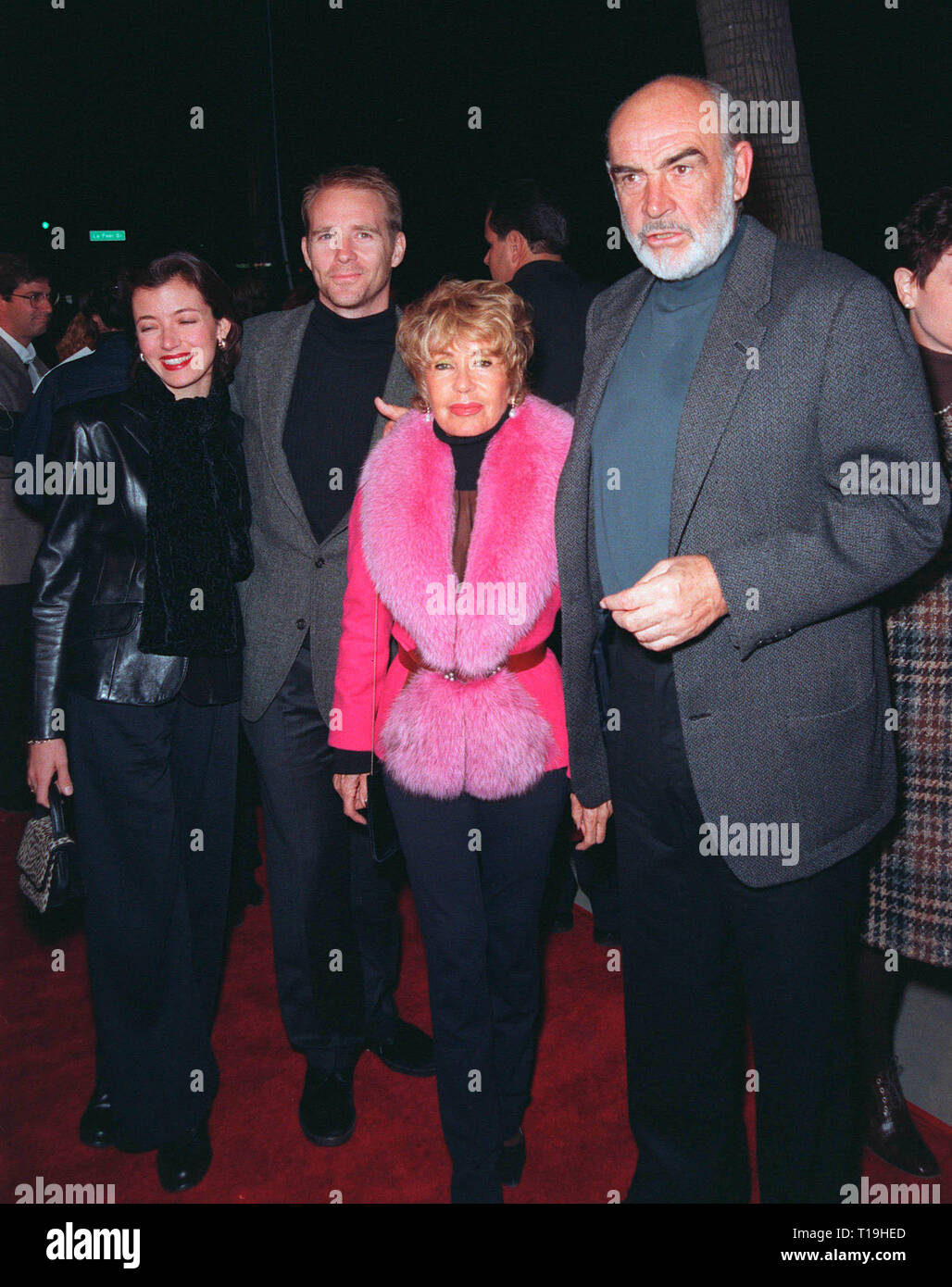 LOS ANGELES, Ca - 11. Dezember 1998: Schauspieler SEAN CONNERY (rechts) und Frau MICHELIN CONNERY mit Schauspieler Sohn Jason Connery & Schauspielerin Frau MIA SARA bei der Weltpremiere des neuen Sean's Film "Spielen mit Herz", in dem er Sterne mit Gillian Anderson. © Paul Smith/Featureflash Stockfoto