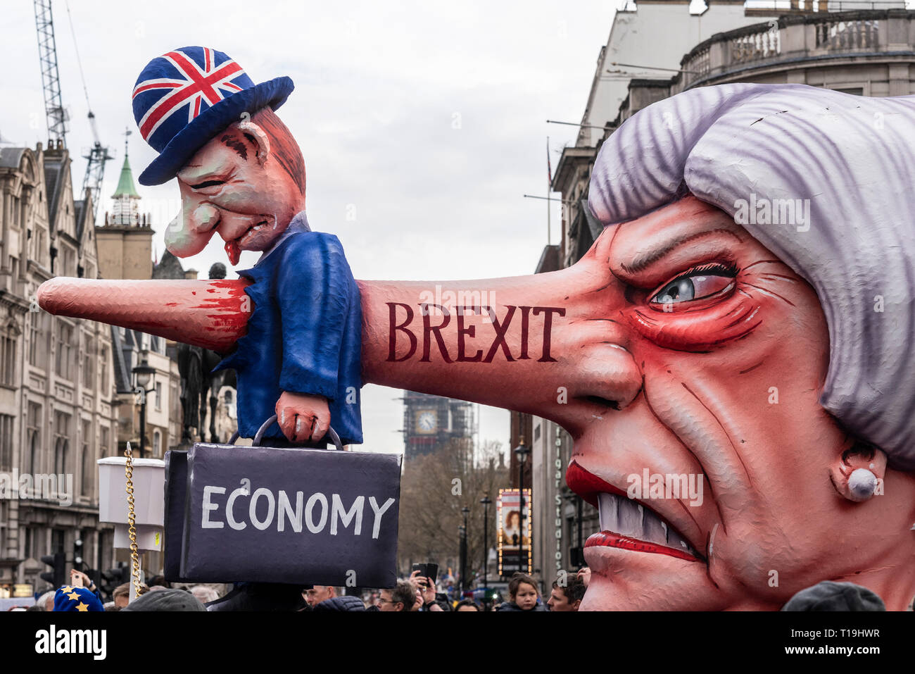 Es den Leuten März, London. Eine riesige Theresa May Bildnis Ihr Brexit deal an der Spitze von Whitehall, London, Großbritannien positioniert. Big Ben Stockfoto