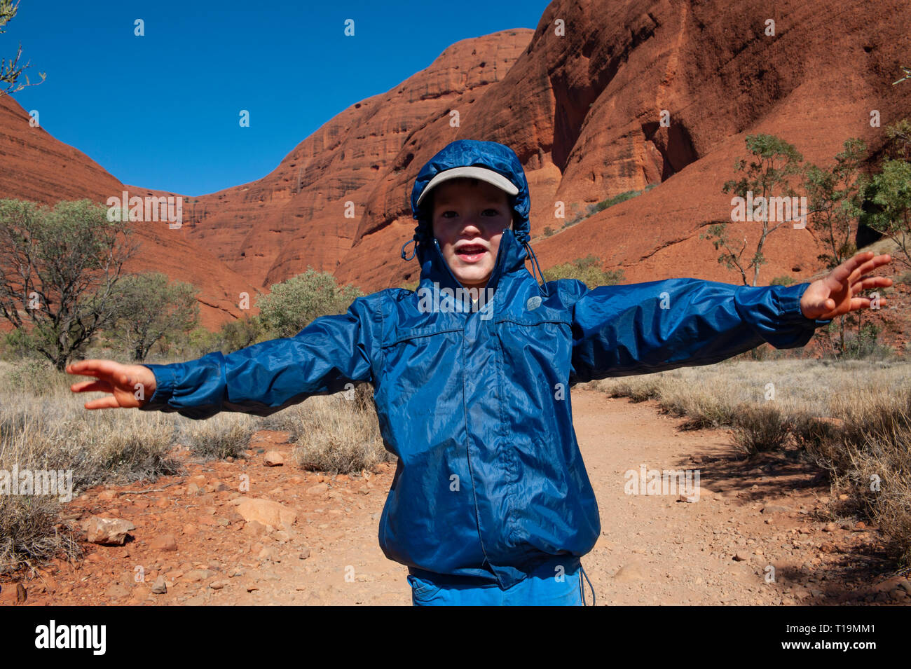 Glückliche junge Junge auf das Tal der Winde Walking Track im Kata Tjuta, Northern Territory, Australien Stockfoto