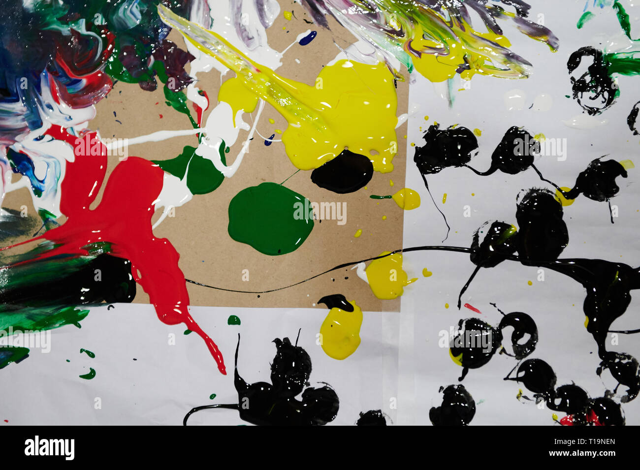 Tropfen nass bunte Farbe auf Papier. Abstrakte Ölfarbe Hintergrund Stockfoto