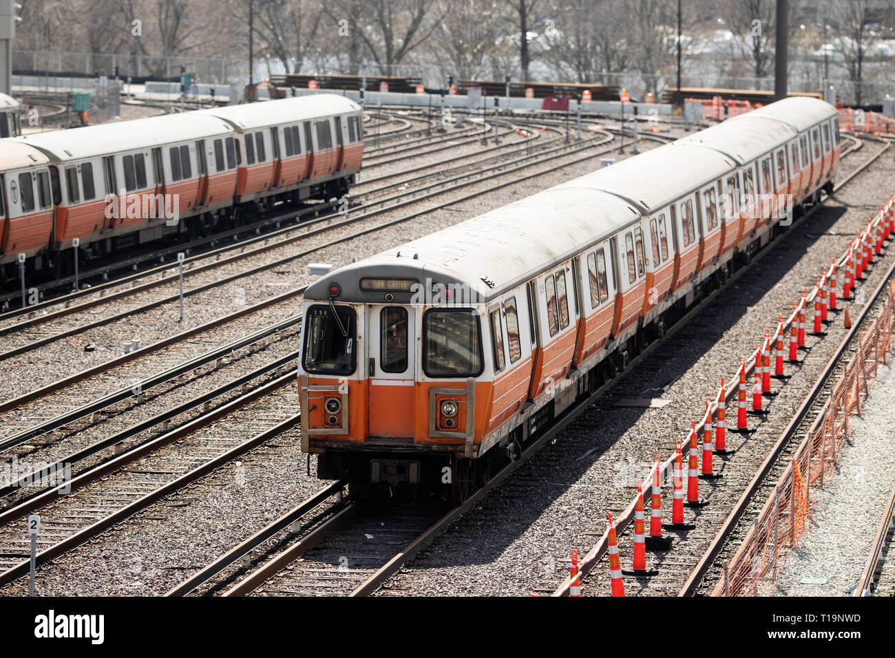 MBTA Orange Linie Züge am Wellington Station in Medford, Massachusetts, nördlich von Boston geparkt. Stockfoto