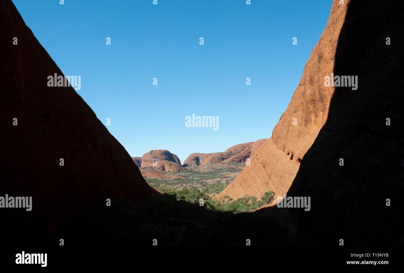 Roten Kuppeln von Kata Tjuta gegen einen klaren blauen Himmel Stockfoto