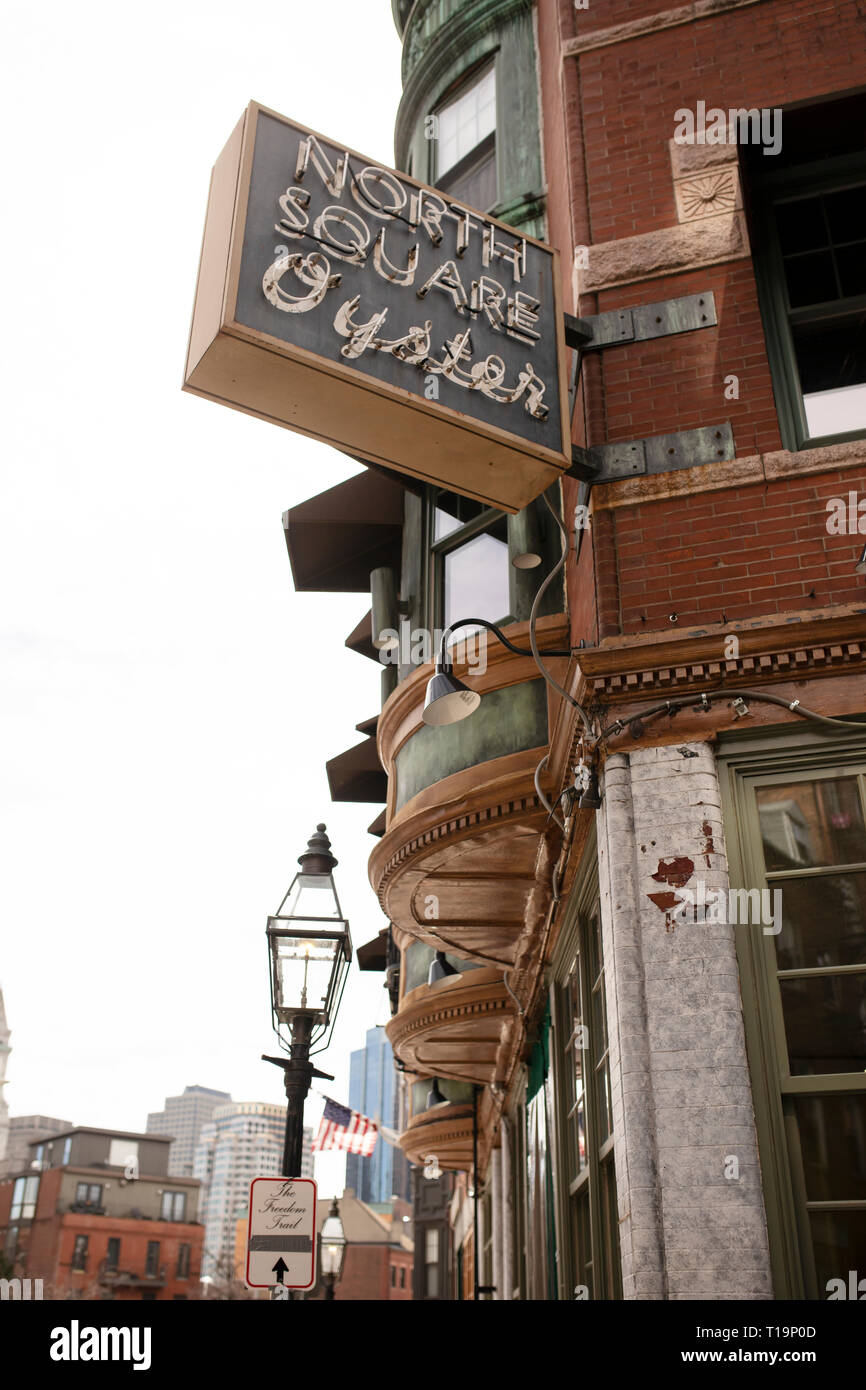 Zeichen außerhalb von Square Oyster Bar im Norden von Boston, Massachusetts. Stockfoto