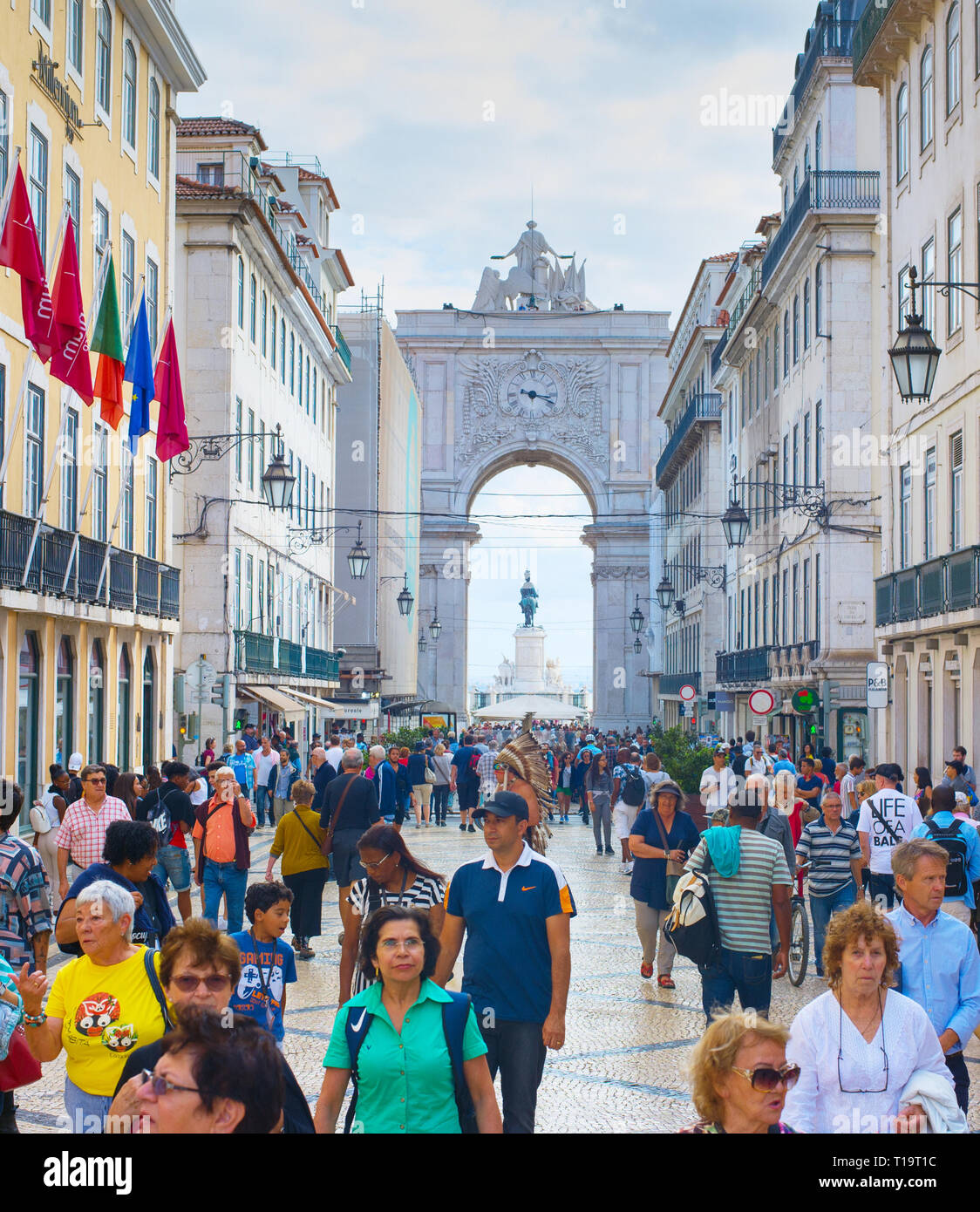 Lissabon, Portugal, 10. Oktober, 2018: Die Menschen auf Augusta Straße in den Tag. Augusta Straße mit dem Triumphbogen - ist der berühmte Touristenattraktion in Stockfoto
