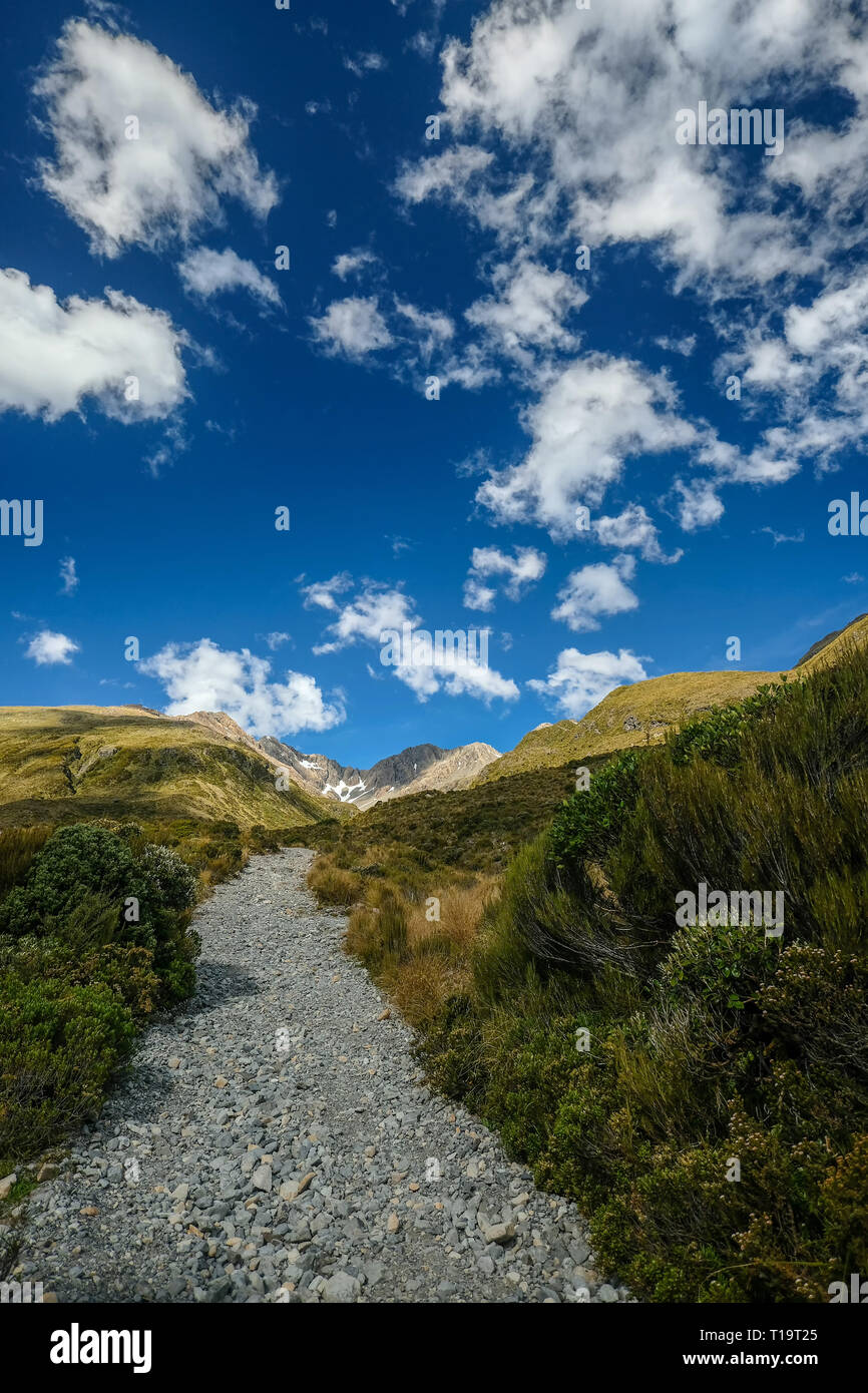 Blau Skye über New Zealands Arthur's Pass. Eine bemerkenswerte und stillen Ort zum Erholen. Stockfoto