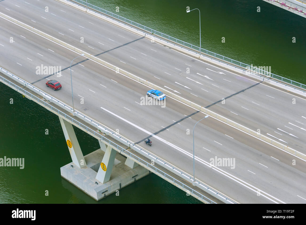 Blick von oben auf die Autos durch eine moderne Brücke Autobahn, Singapur Stockfoto