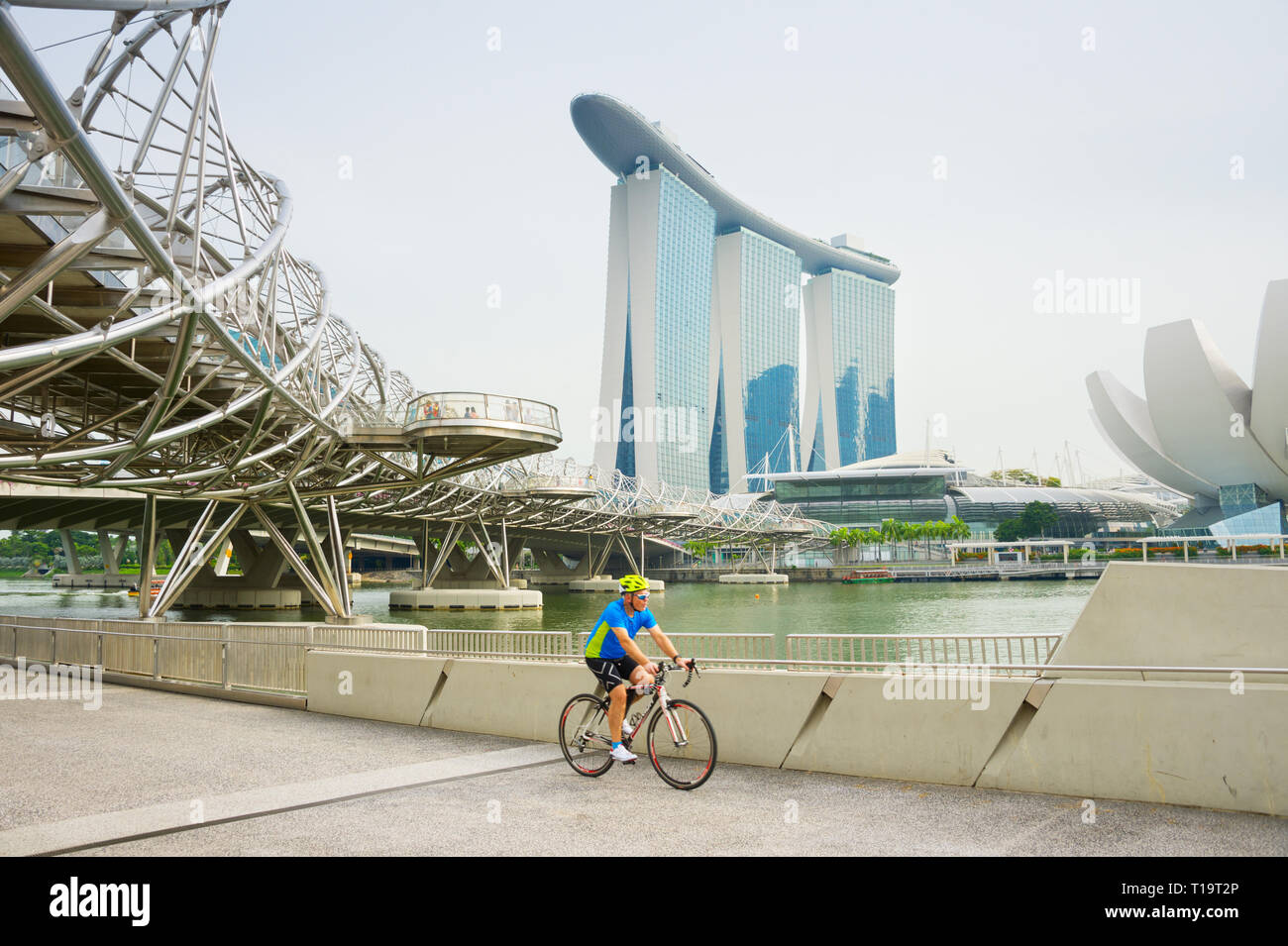 Singapur - Januar 14, 2017: Radfahrer, Fahrrad, Singapur Marina Bay, ArtScience Museum und Helix Bridge im Hintergrund Stockfoto