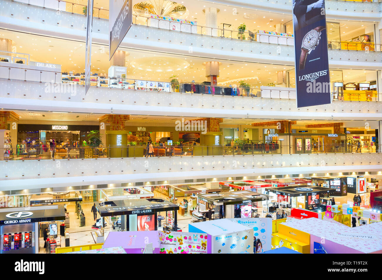 SHANGHAI, China - Dec 28, 2016: Die Menschen in der Neuen Welt Shopping Mall in Shanghai. Stockfoto