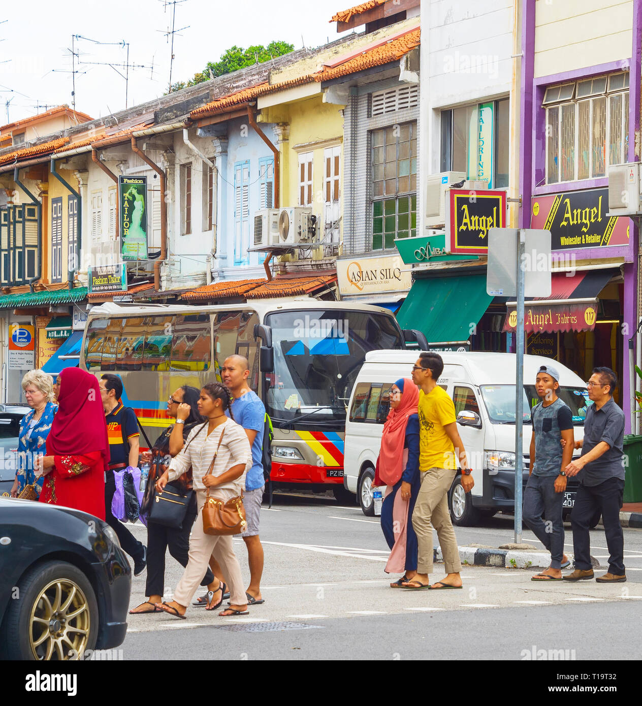 Singapur - 18. FEBRUAR 2017: Leute, die über die Straße von Zebra in Little India, Singapur. Stockfoto
