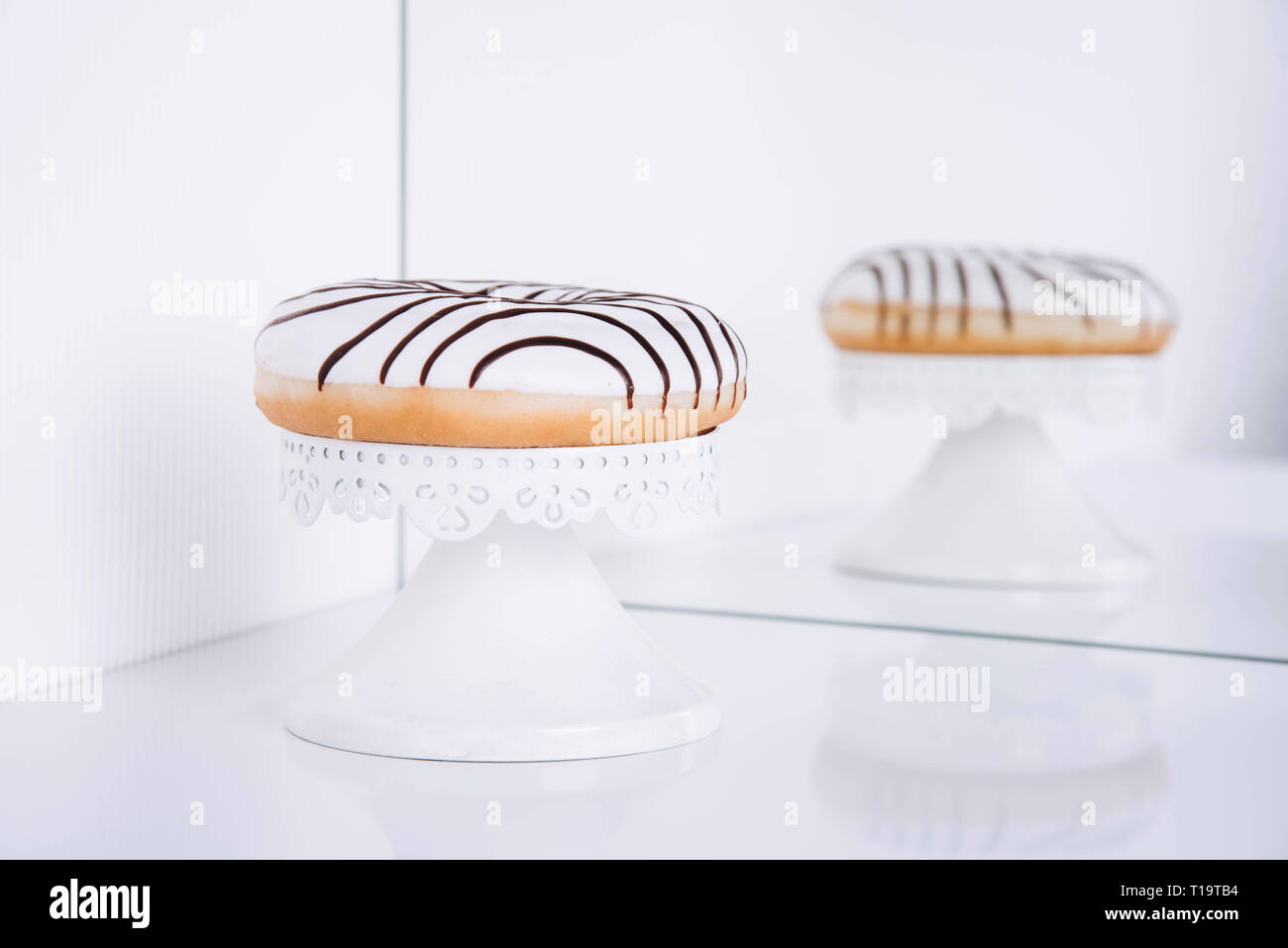 Gestreifte Donuts auf einem weißen Hintergrund. Stockfoto