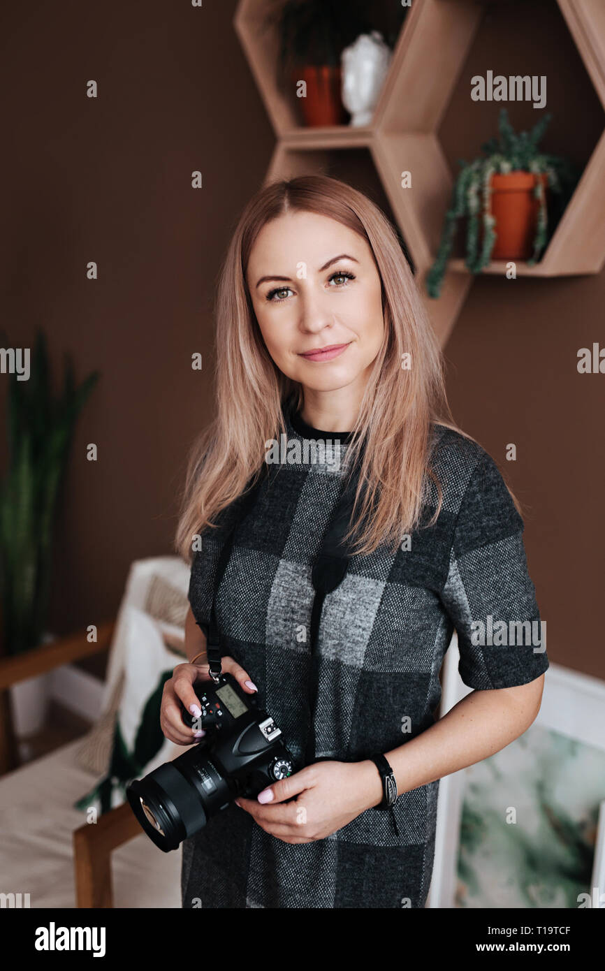 Portrait der junge schöne stilvolle Frau mit Kamera. Freundliche weibliche Vlogger mit Kamera Stockfoto