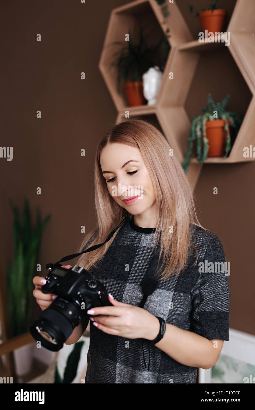 Junge stilvolle Frau Fotograf der Fotos auf der Kamera im Studio Stockfoto