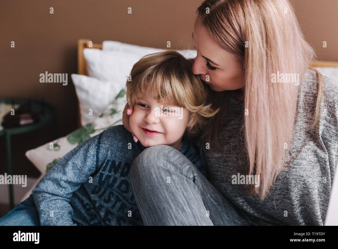 Mutter und seinem Sohn. Mutter und Sohn. Happy Mother's Day. Mutter ihr Kind zu Hause umarmen Stockfoto