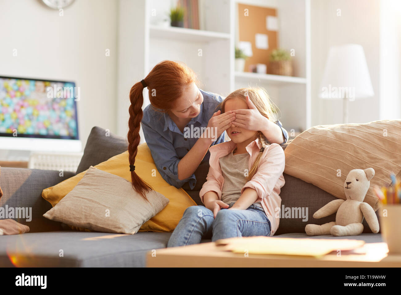 Schwestern spielen Peek a Boo Stockfoto