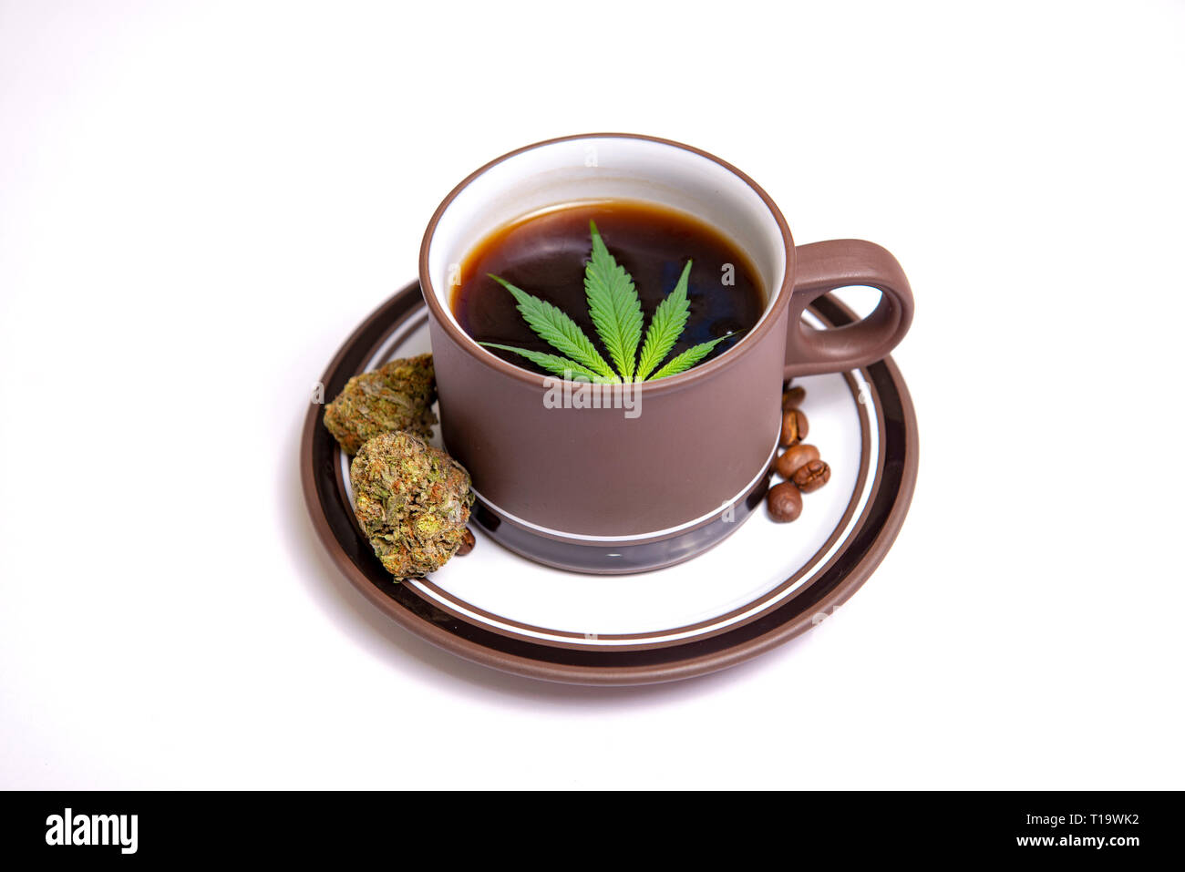 Detail von Cannabis Kaffee Tasse mit Marihuana Blatt, Gelenk, nugs und  Kaffeebohnen, Marihuana edibles Konzept Stockfotografie - Alamy