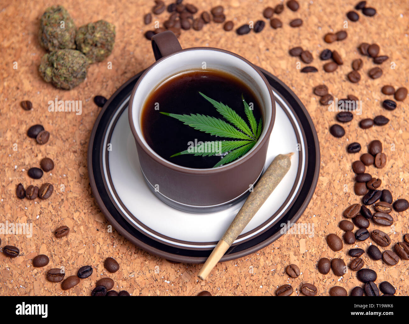Detail von Cannabis Kaffee Tasse mit Marihuana Blatt, Gelenk, nugs und  Kaffeebohnen, Marihuana edibles Konzept Stockfotografie - Alamy